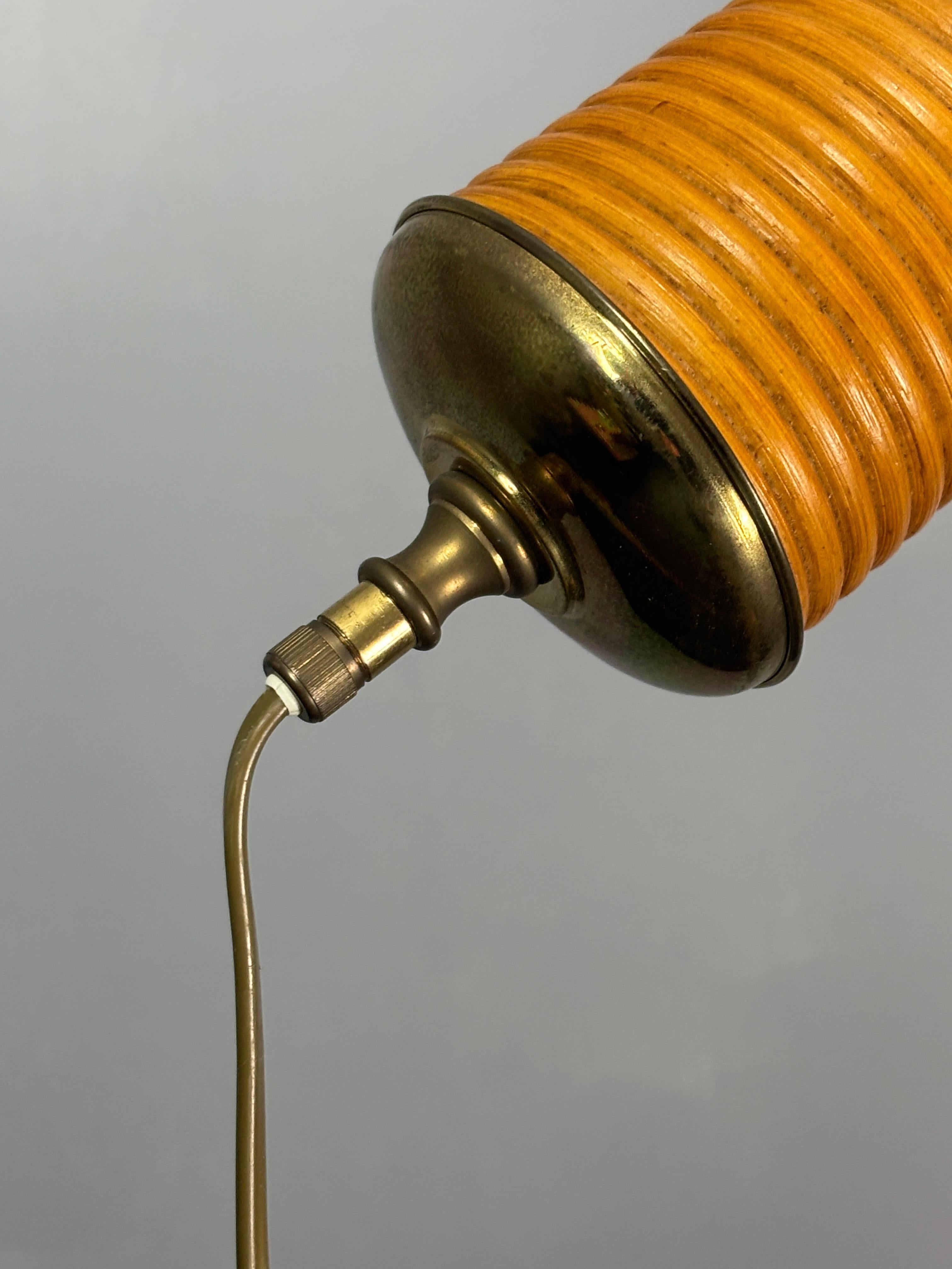 Italian Adjustable Floor Lamp in Pencil Reed, Bamboo, Rattan and Brass, 1970s For Sale 9