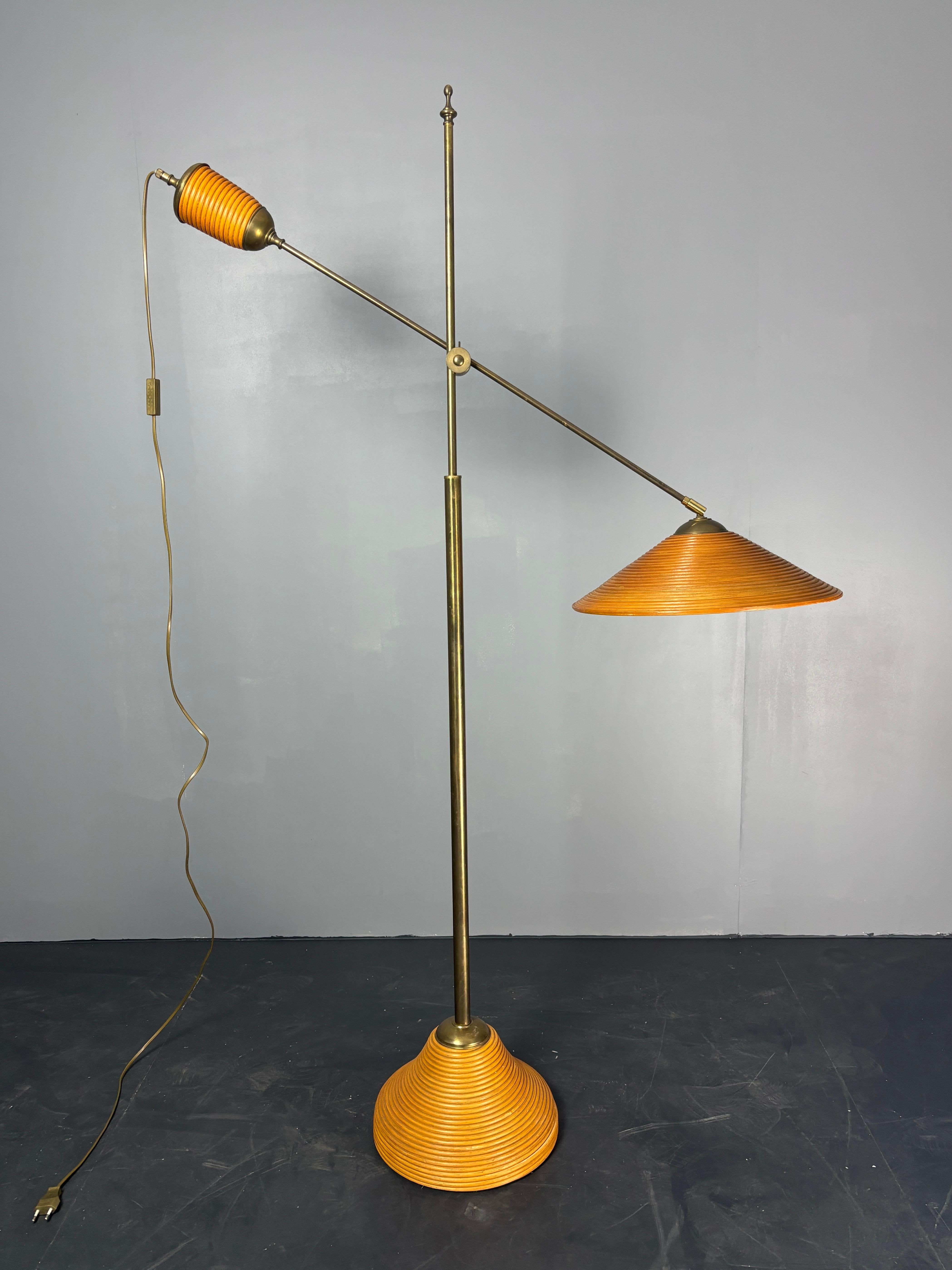 Italian Adjustable Floor Lamp in Pencil Reed, Bamboo, Rattan and Brass, 1970s In Good Condition For Sale In Zaandam, NL