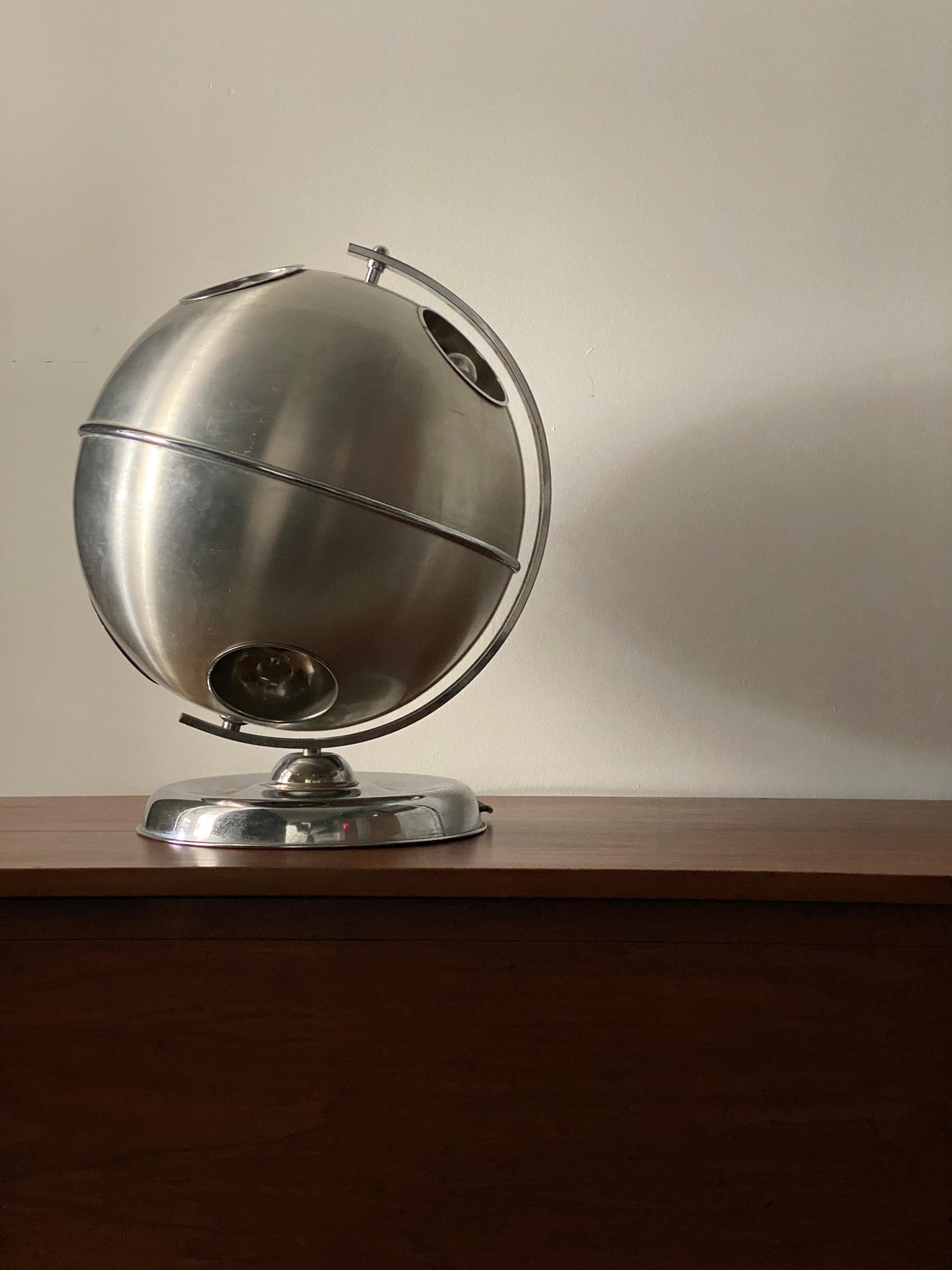 An adjustable table lamp designed by an unknown Italian designer. Produced in Italy, 1950s. Other Italian lighting designers include Max Ingrand, Angelo Lelii, Gino Sarfatti, and Achille Castiglioni.

Keywords: Spherical, sphere, globe, space age.
