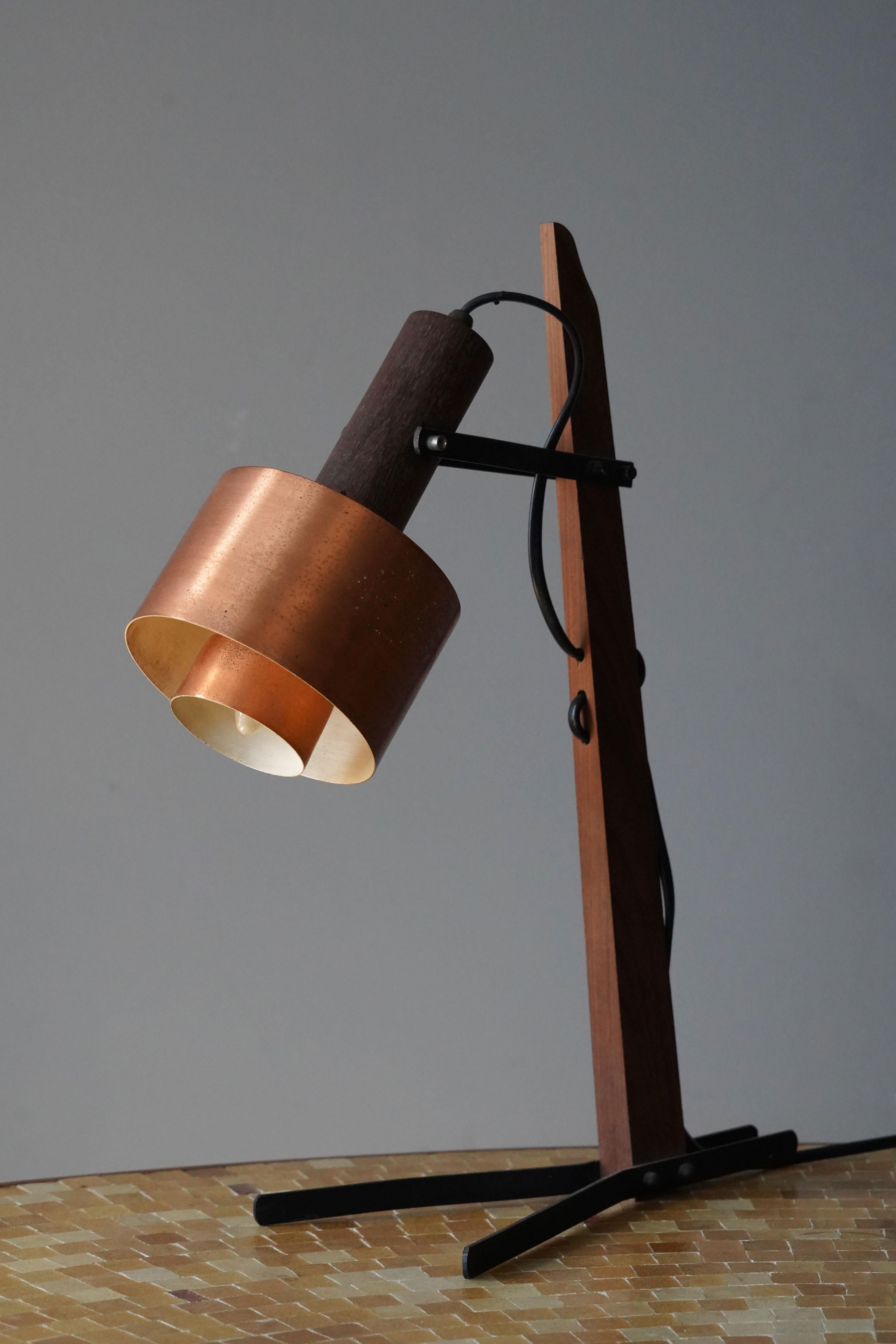 An adjustable table lamp. In wood, metal, and copper.

Sourced in Italy. 

Other designer of the period include Gio Ponti, Franco Albini, Angelo Lelii, and Max Ingrand.