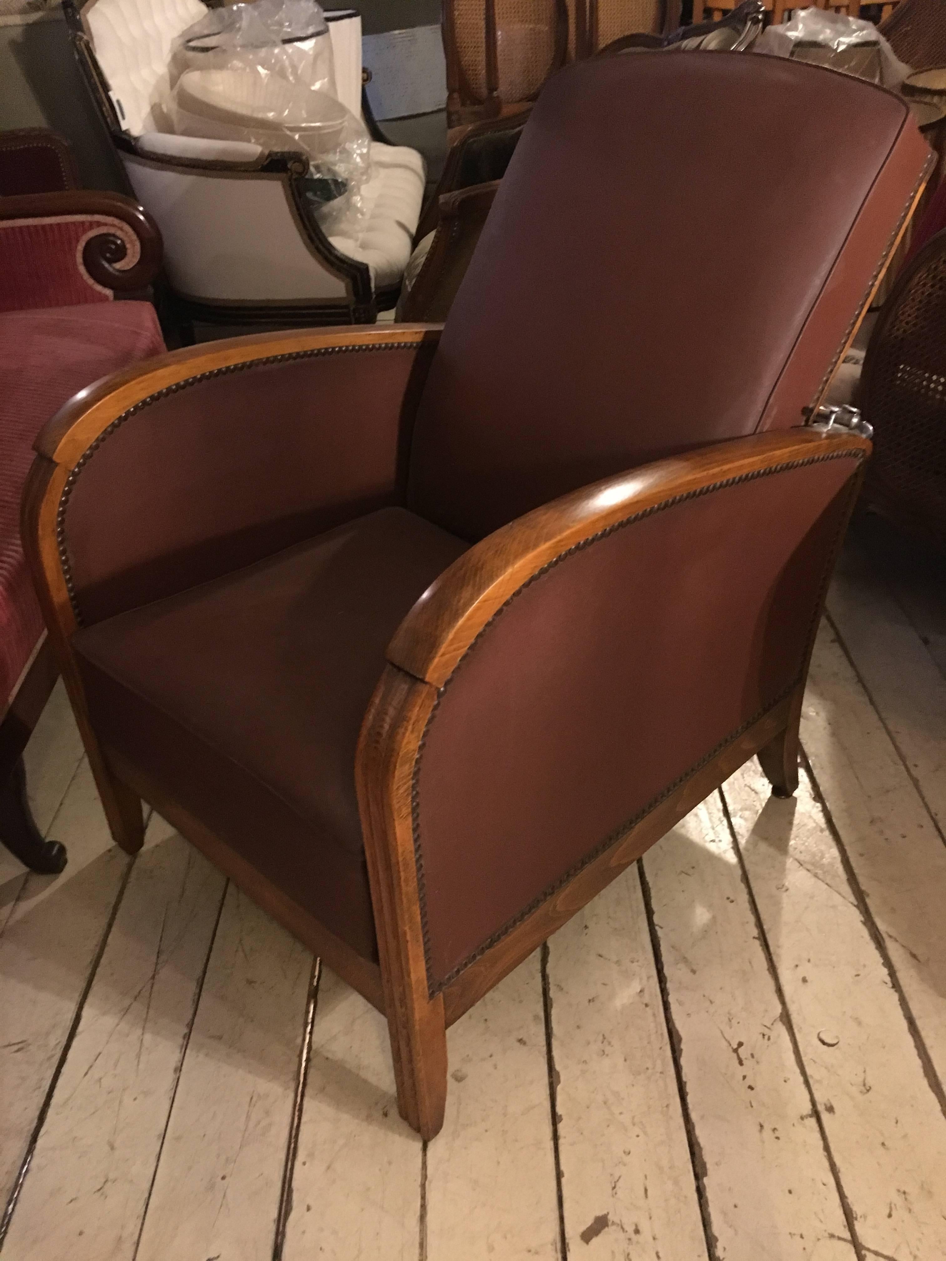 Italian Adjustable Oak Armchairs with Ottoman and Faux Leather Cover from 1940s In Good Condition For Sale In Florence, IT
