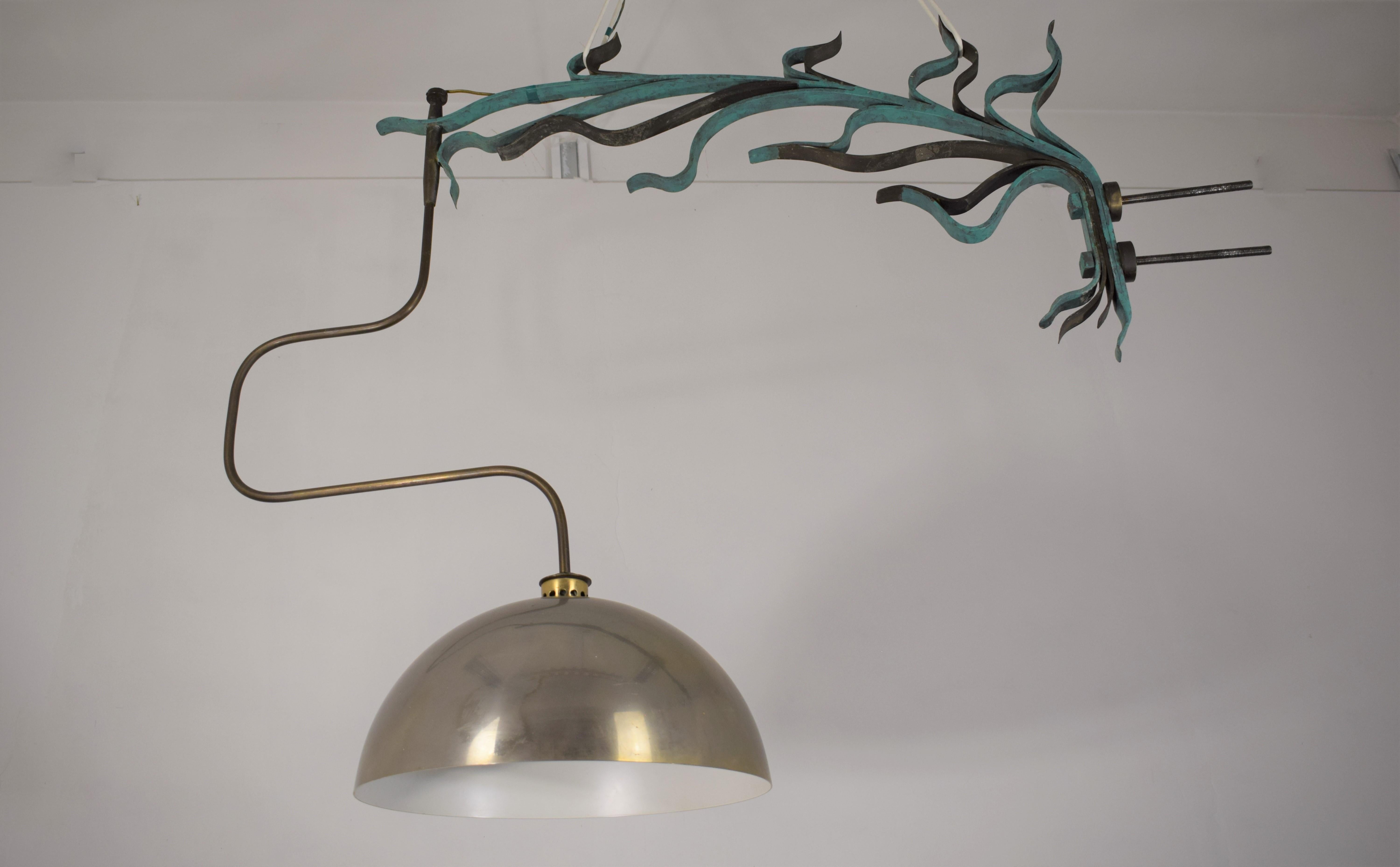 Italian adjustable wall lamp, 1960s.
Dimensions: H= 105 cm; W= 45 cm; W= 130 cm.
Brass, iron and painted metal.