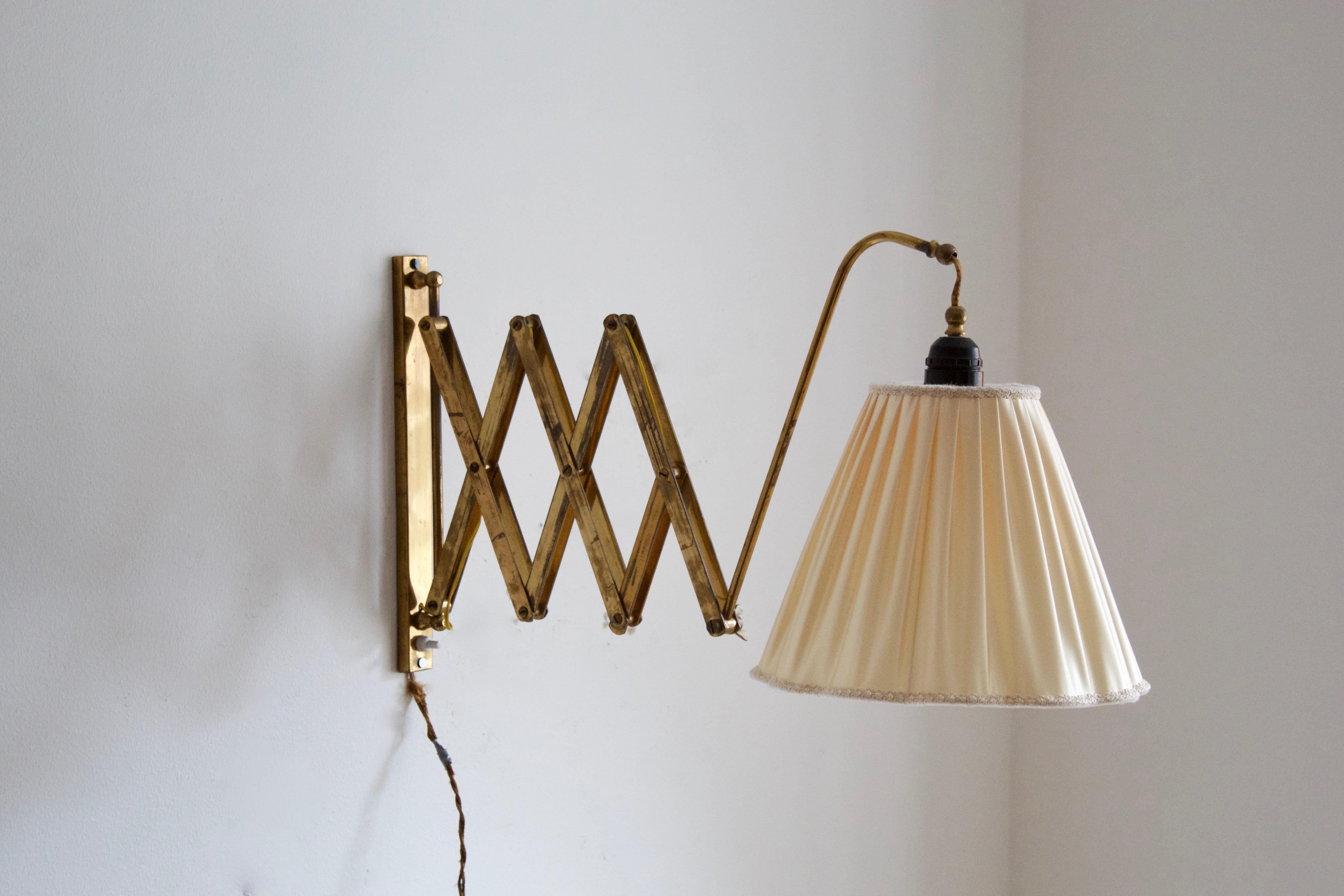 A wall light / task light. Designed and produced in Italy, 1940s. With a brand new fabric lampshade. Stated dimensions include lampshade, dimensions variable.

Other designers of the period include Paavo Tynell, Jean Royère, Hans Bergström,
