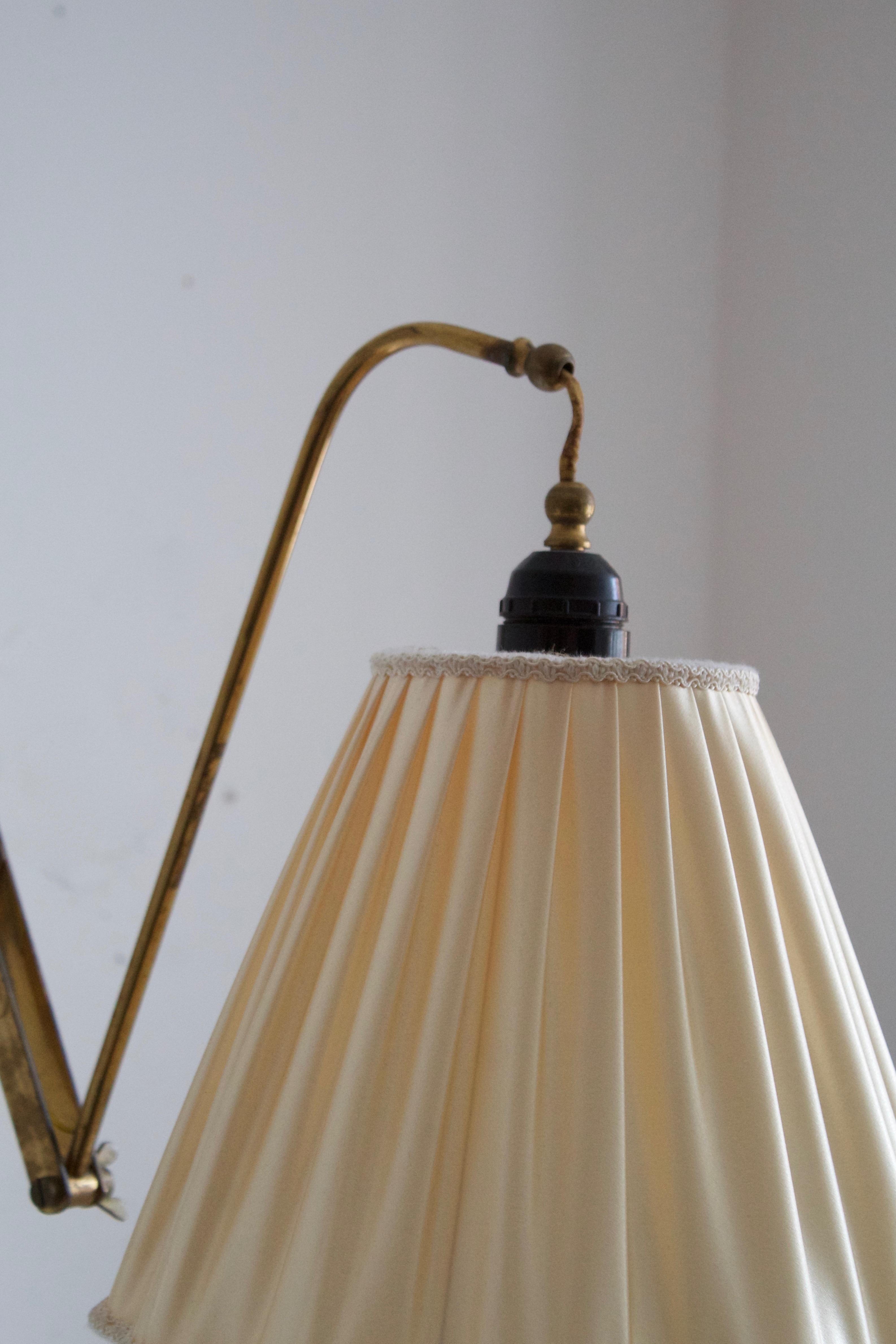 Italian, Adjustable Wall Light, Brass, Fabric, Italy, 1940s In Good Condition In High Point, NC