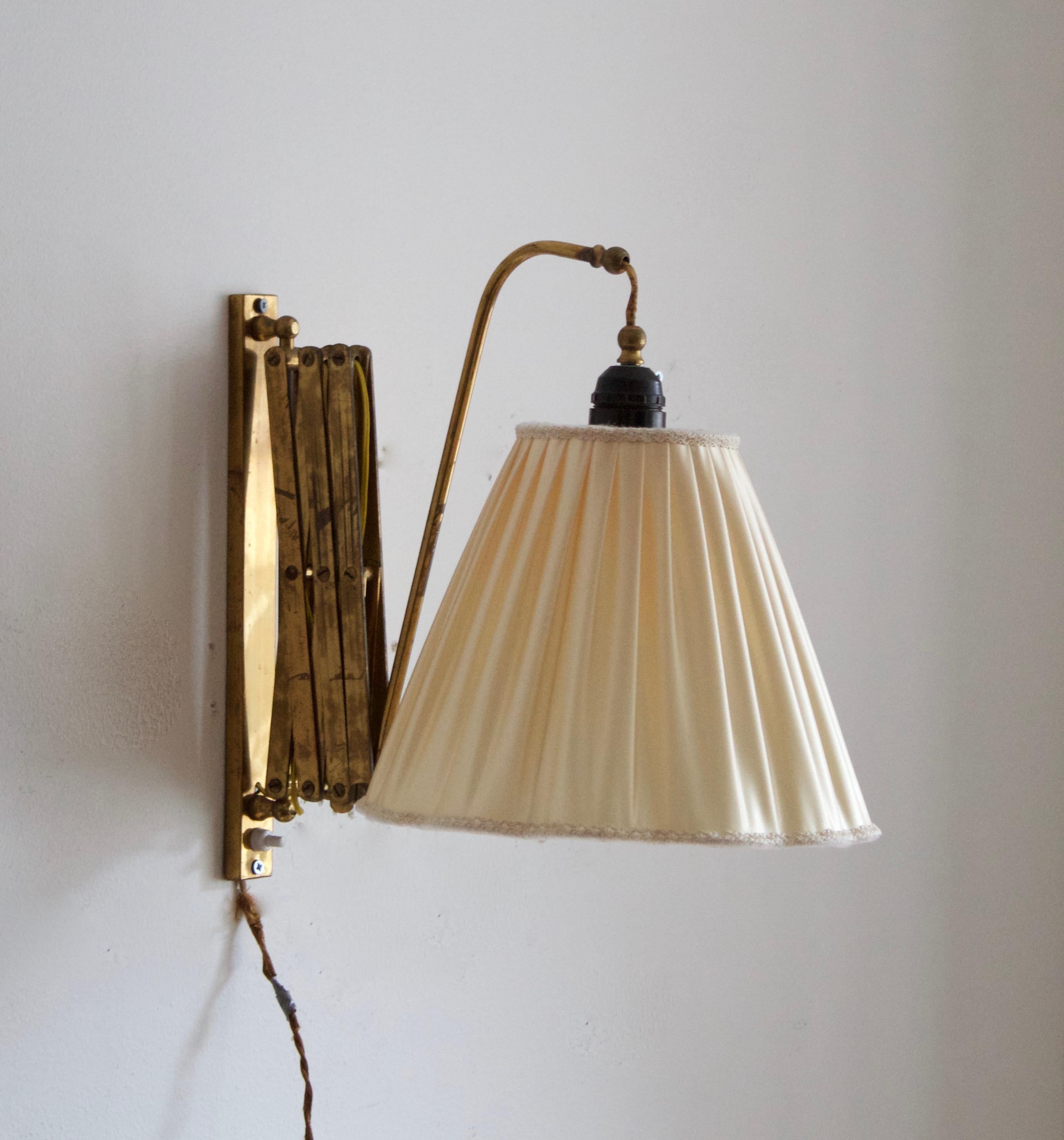 Mid-20th Century Italian, Adjustable Wall Light, Brass, Fabric, Italy, 1940s