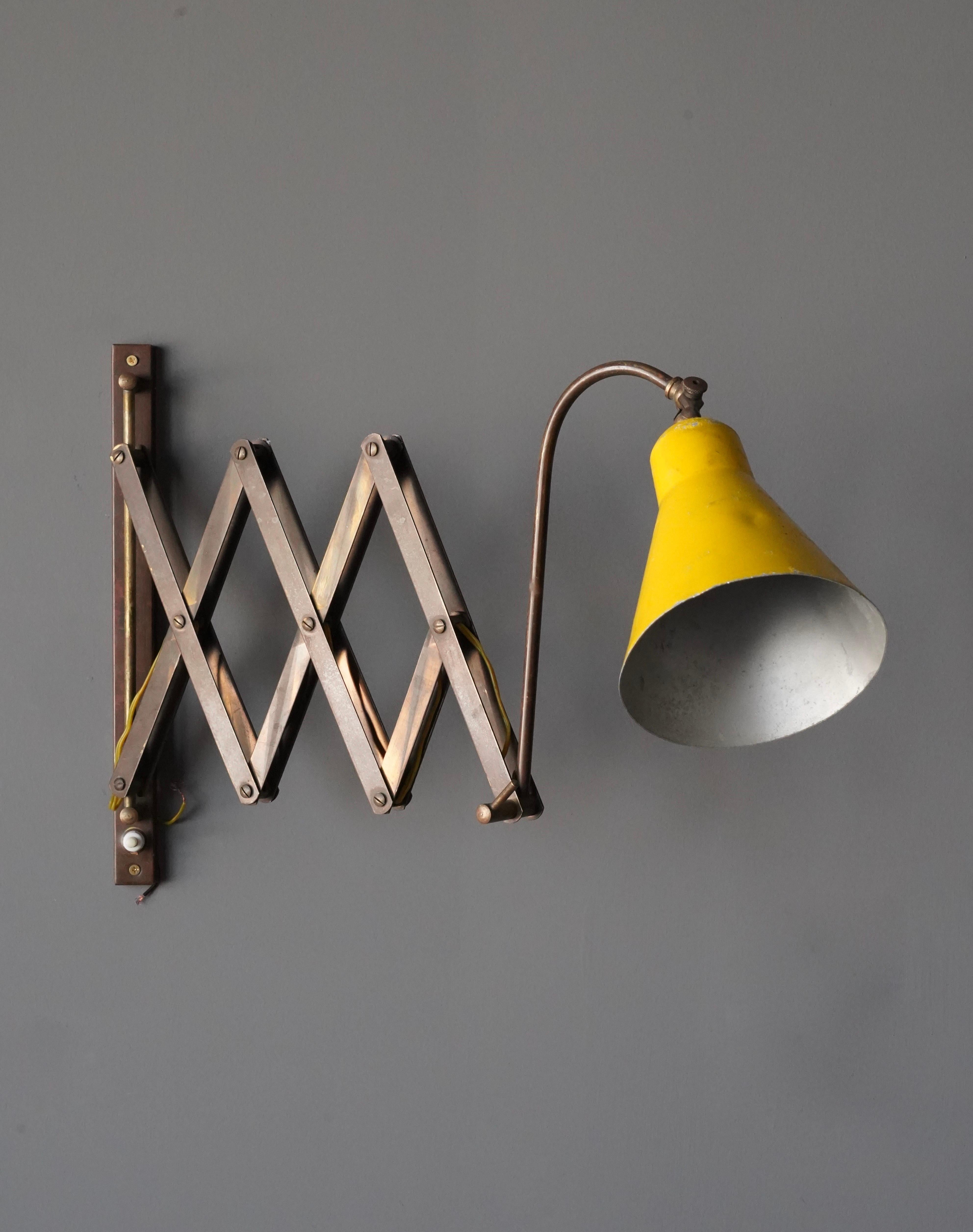 A wall light / task light. Designed and produced in Italy, 1940s. 

36