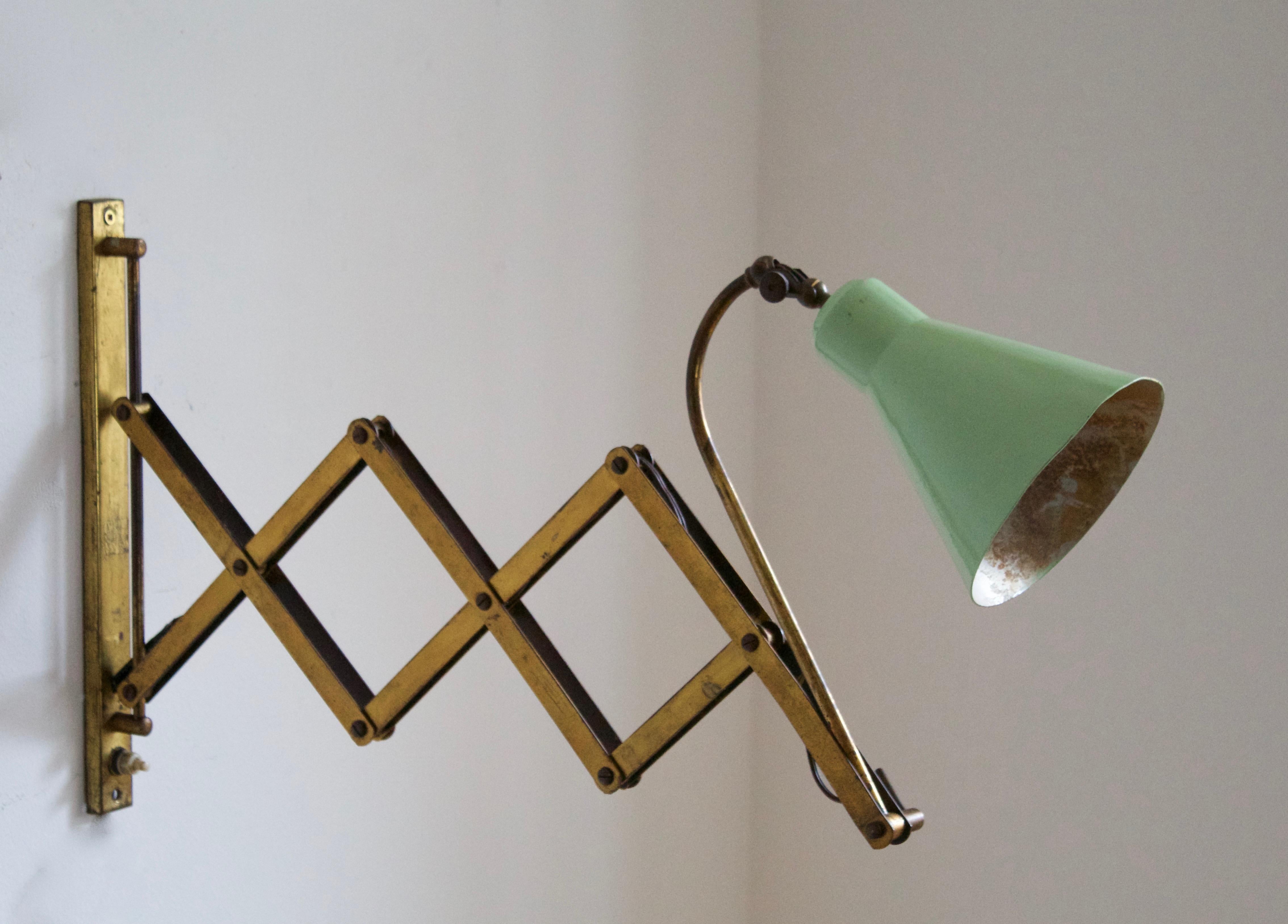Mid-20th Century Italian, Adjustable Wall Light, Brass, Green Lacquered metal, Italy, 1940s