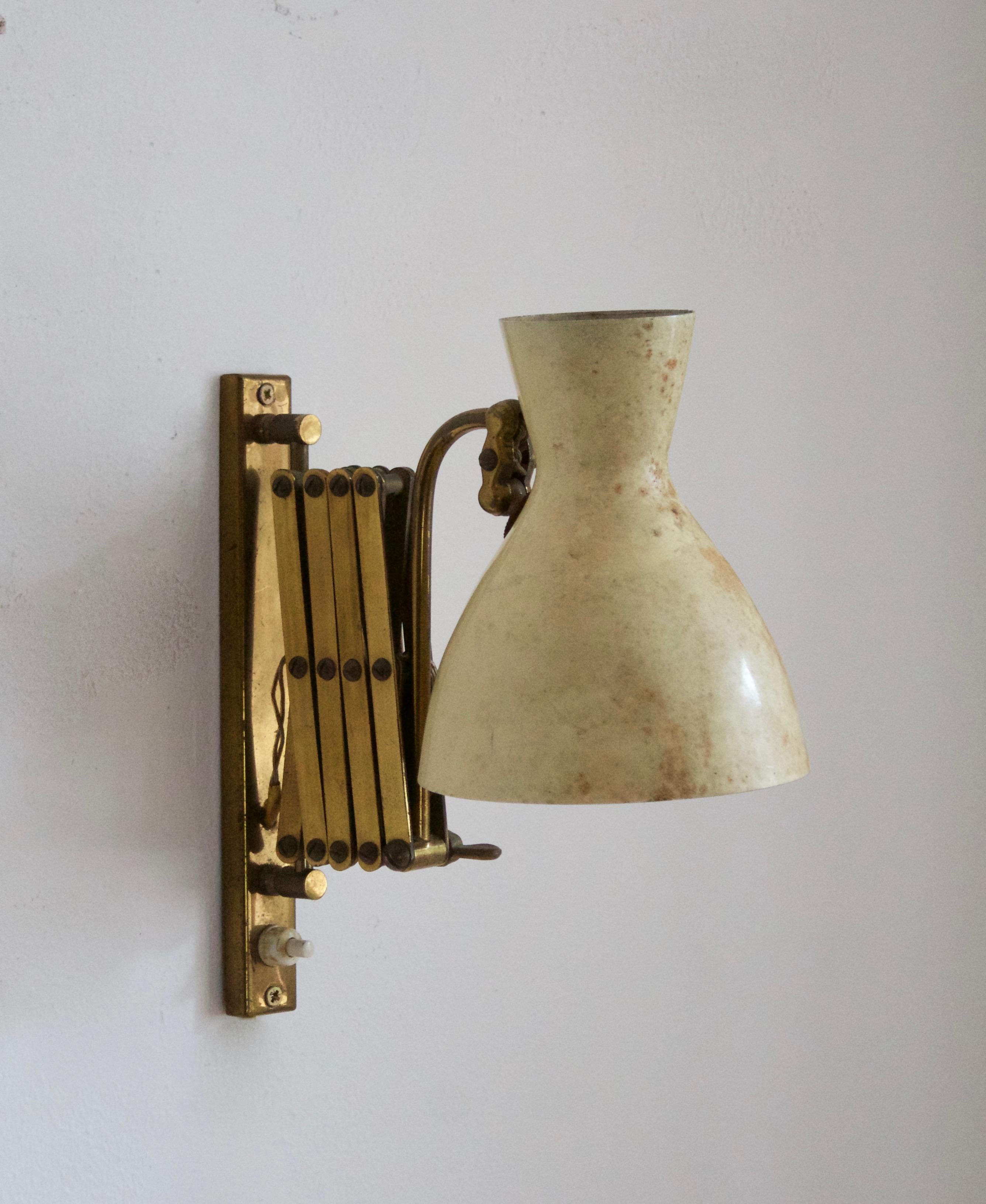 Mid-20th Century Italian, Adjustable Wall Light, Brass, Lacquered Metal, Italy, 1940s