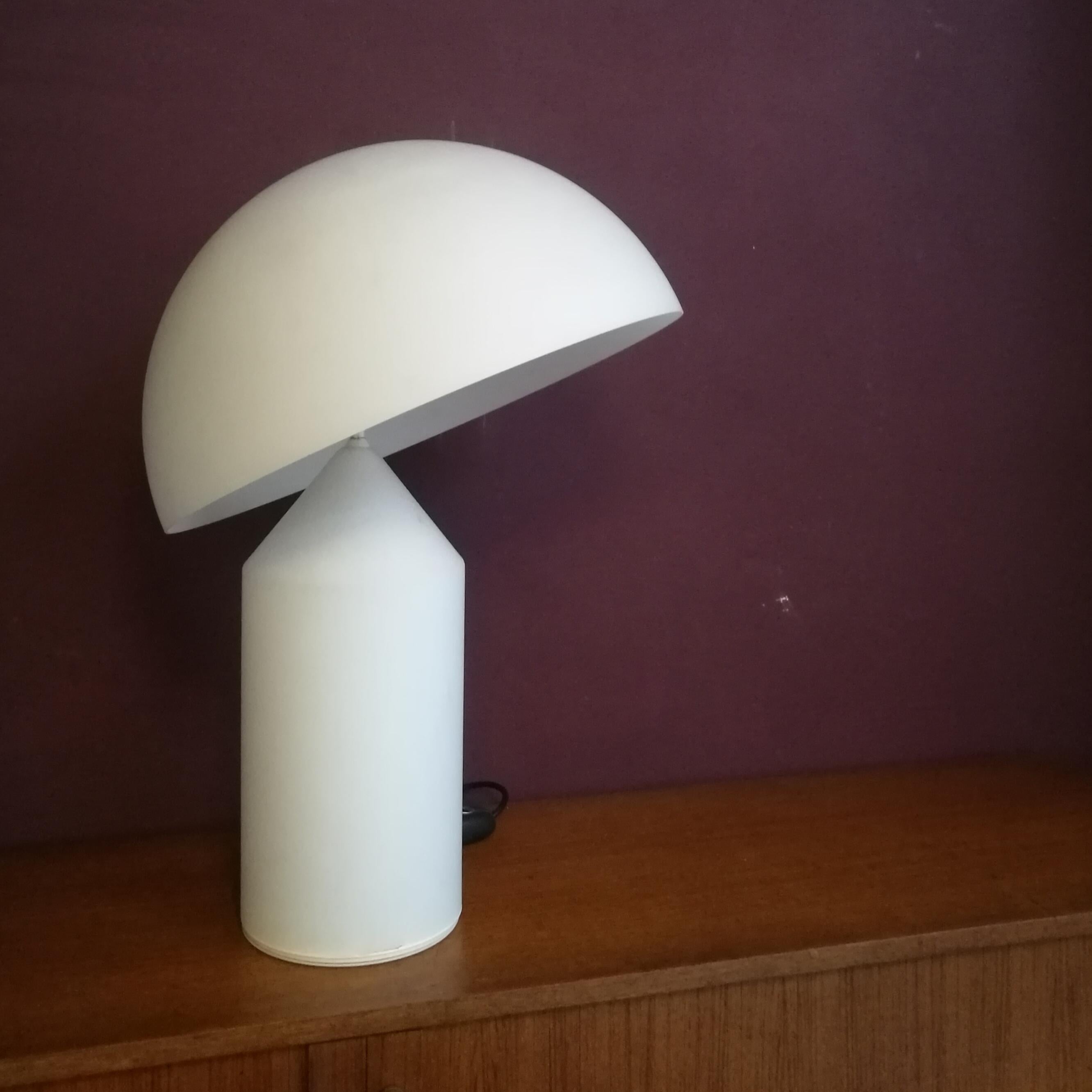Lampe Atollo réglable en verre blanc de Vico Magistretti pour Oluce, 1977
Superbe et unique lampe Atollo, ancien modèle de 1969 par Oluce, entièrement réalisée en cristal. Unicité due à son abat-jour réglable, et à son double éclairage, à la fois