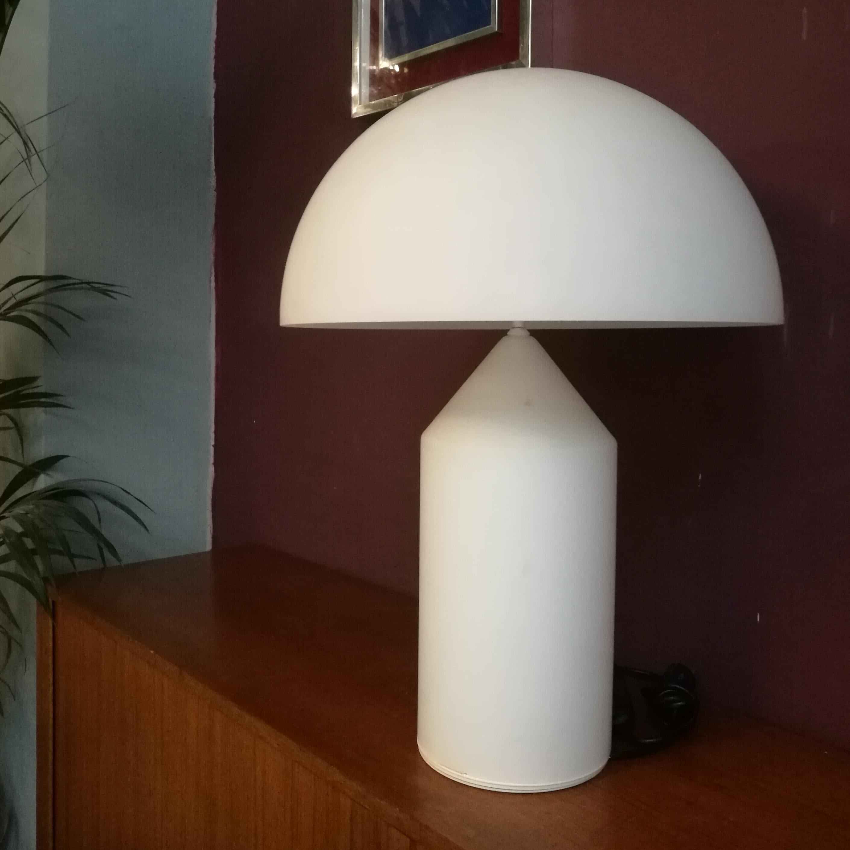 Mid-Century Modern Lampe italienne Atollo en verre blanc réglable de Magistretti pour Oluce, 1977