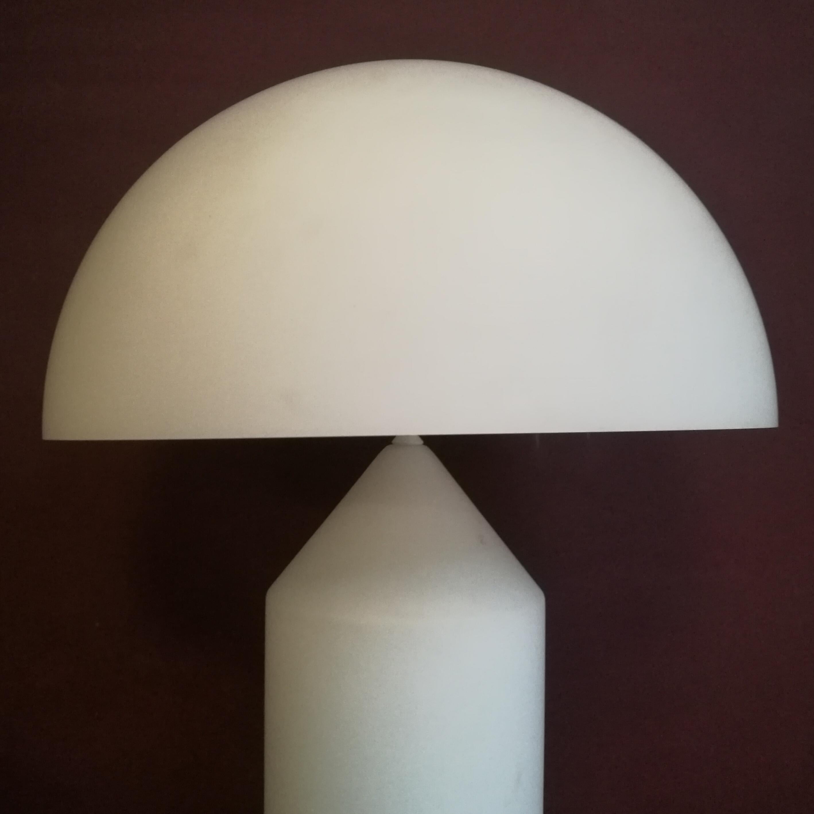 Italian Adjustable White Glass Atollo Lamp by Magistretti for Oluce, 1977 In Good Condition In MIlano, IT