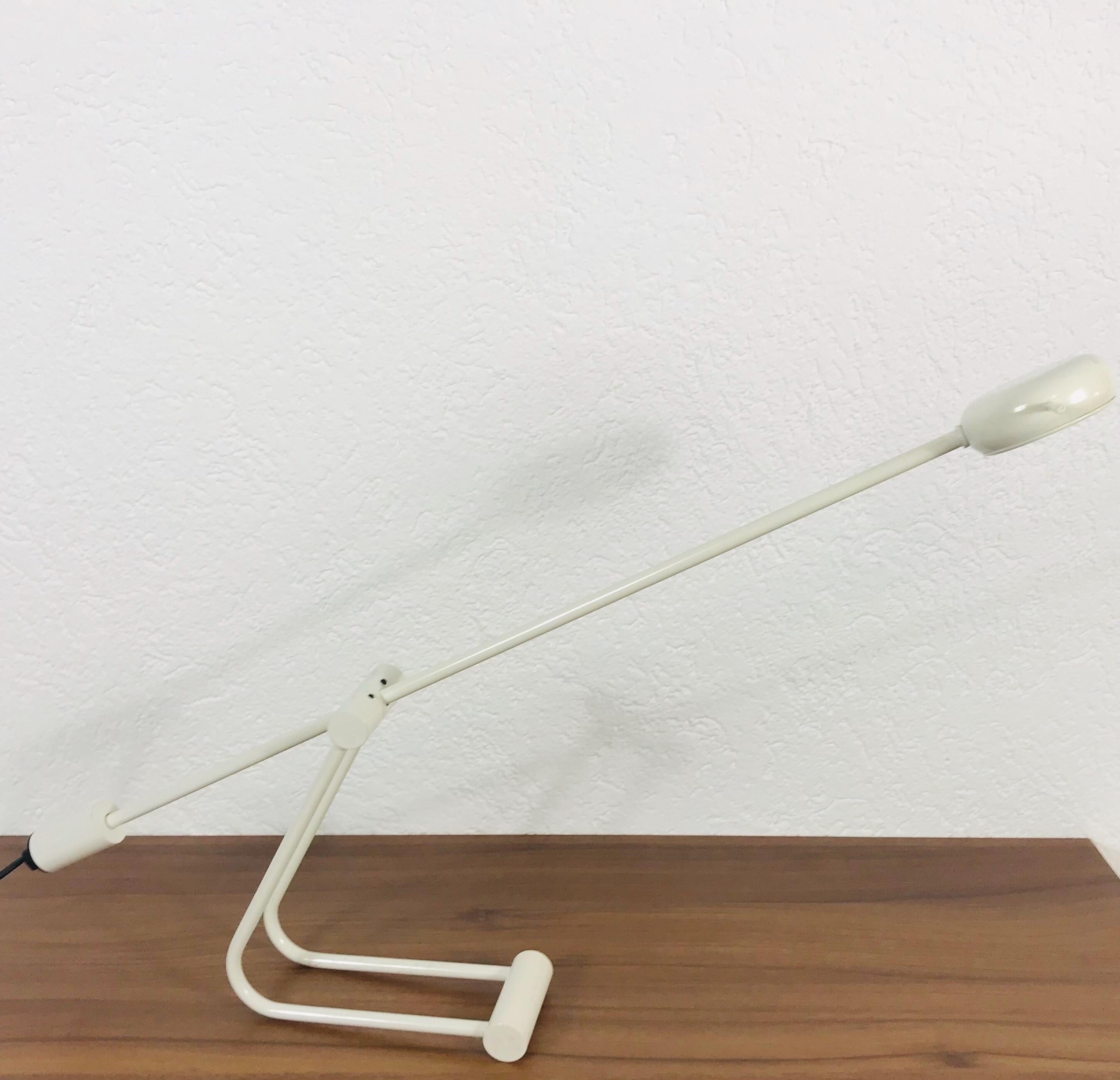 Une belle lampe de table fabriquée dans les années 1980 en Italie. Il a un corps blanc entièrement métallique.
