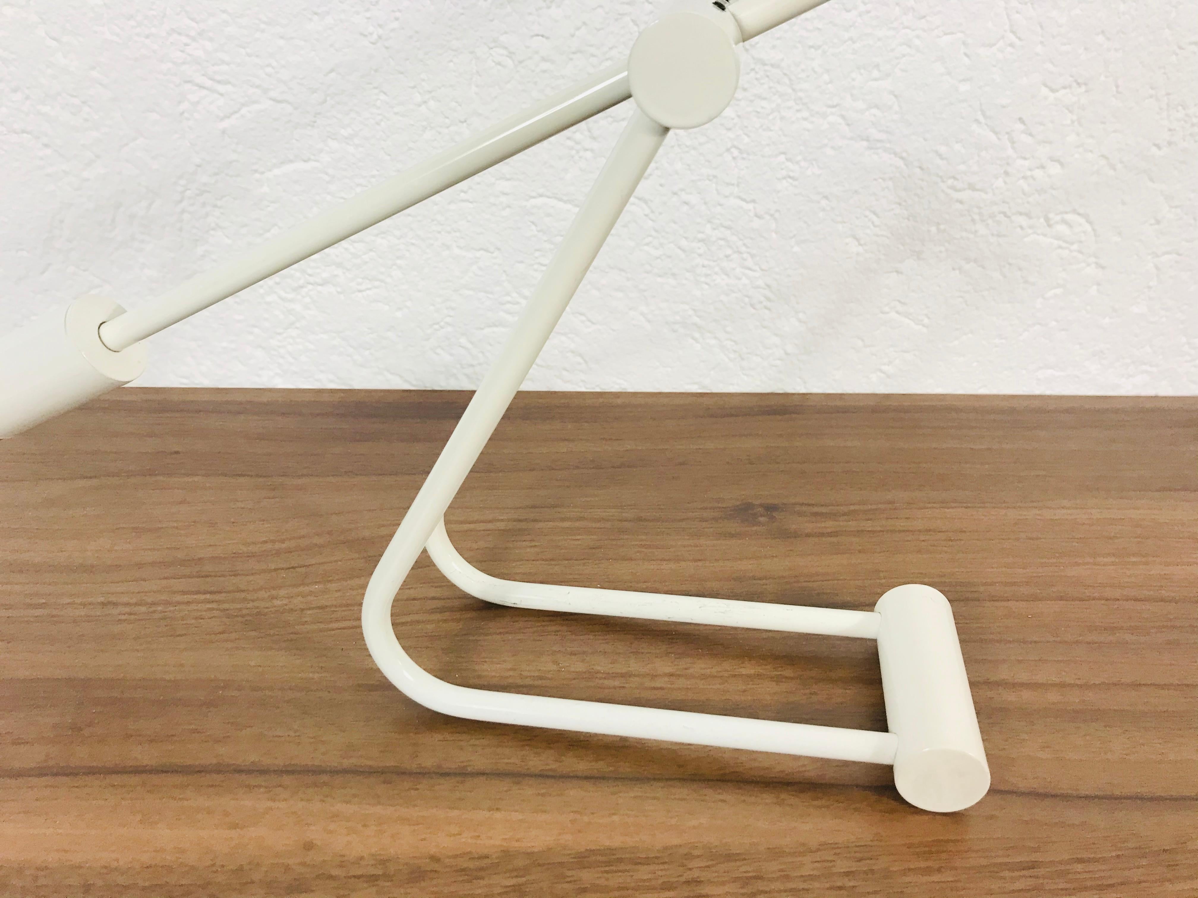 Mid-Century Modern Lampe de table italienne réglable en métal blanc:: années 1980 en vente