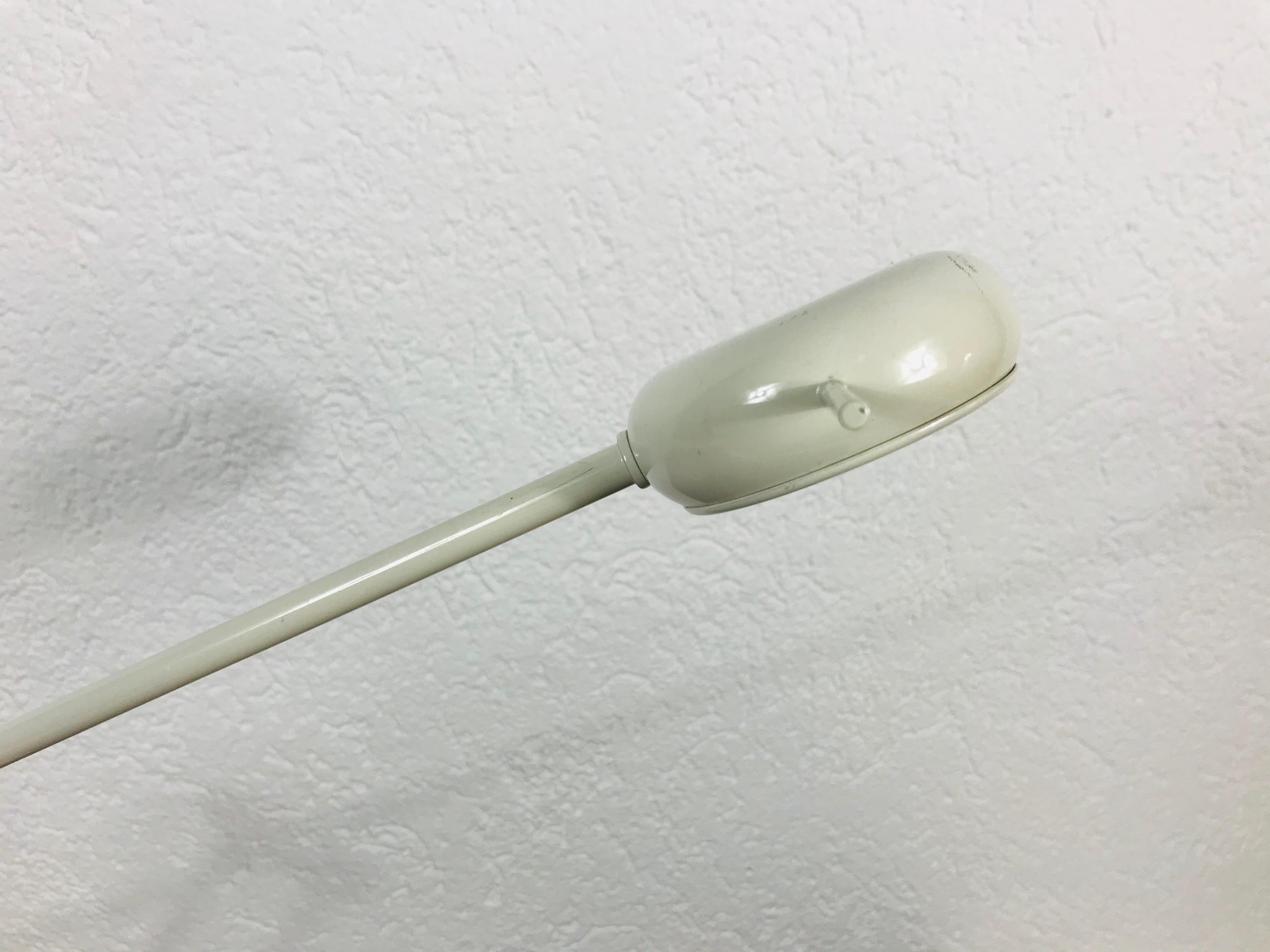 Italian Adjustable White Metal Table Lamp, 1980s In Good Condition For Sale In Hagenbach, DE