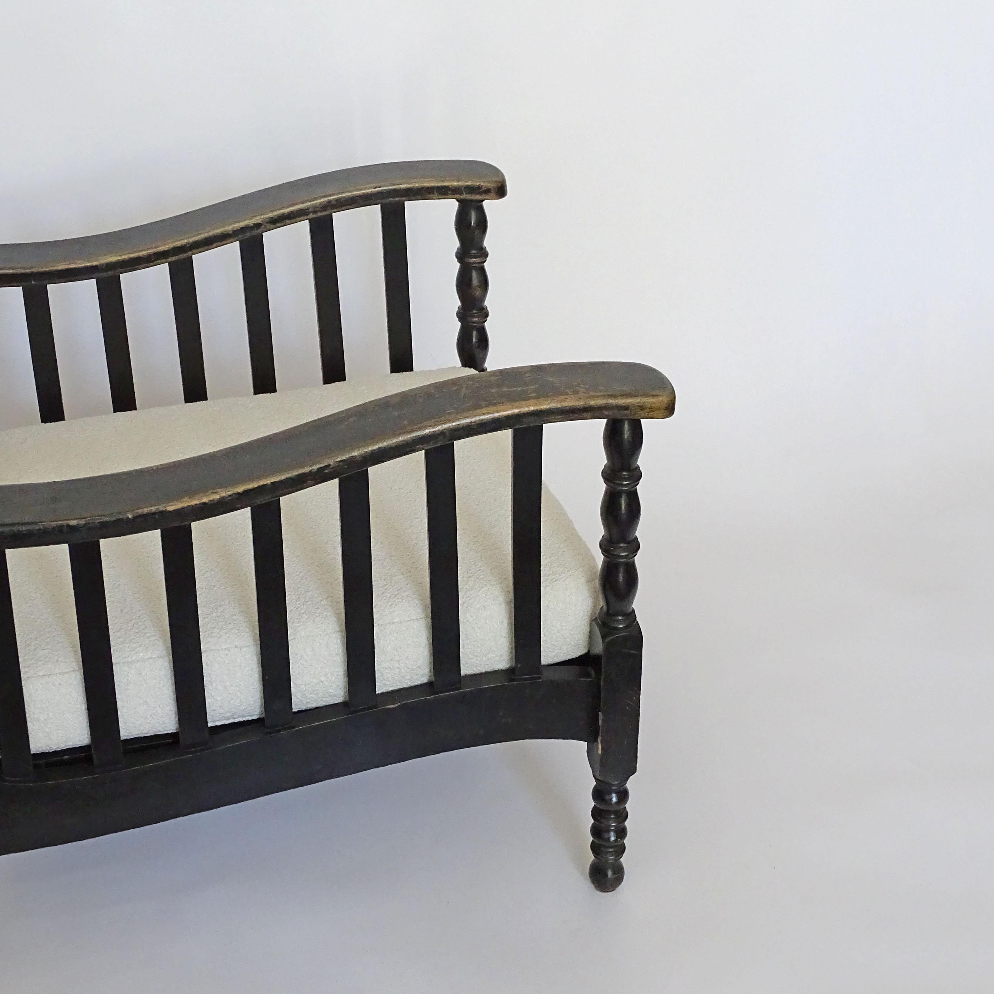 Sedia da salotto italiana regolabile in legno con braccioli a forma di onda in legno tinto di nero.
Italia anni '40.
 