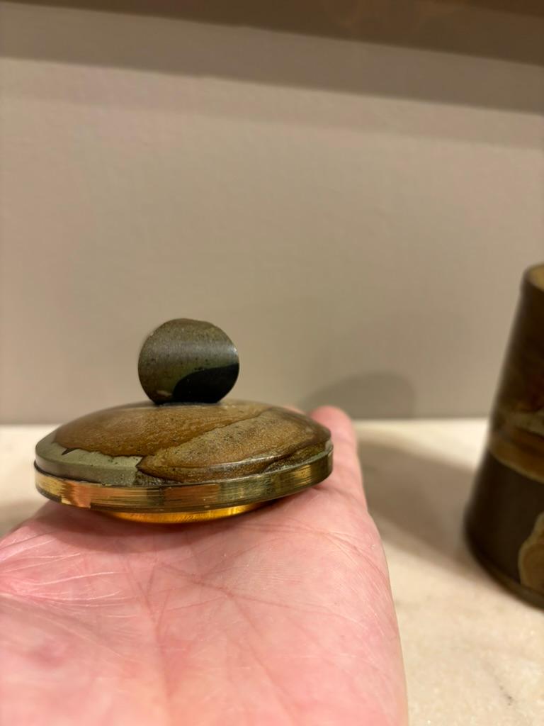Italian Agate Hard Stone Round Box With Lid, Brass Mounts For Sale 4
