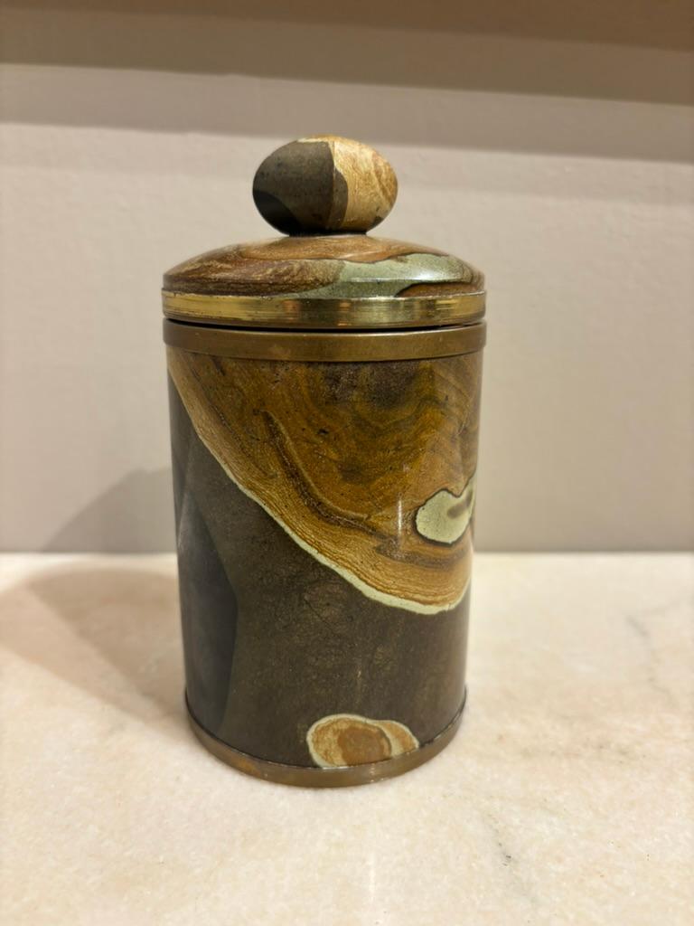Italian Agate Hard Stone Round Box With Lid, Brass Mounts In Good Condition For Sale In Stamford, CT