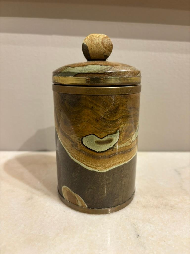 20th Century Italian Agate Hard Stone Round Box With Lid, Brass Mounts For Sale
