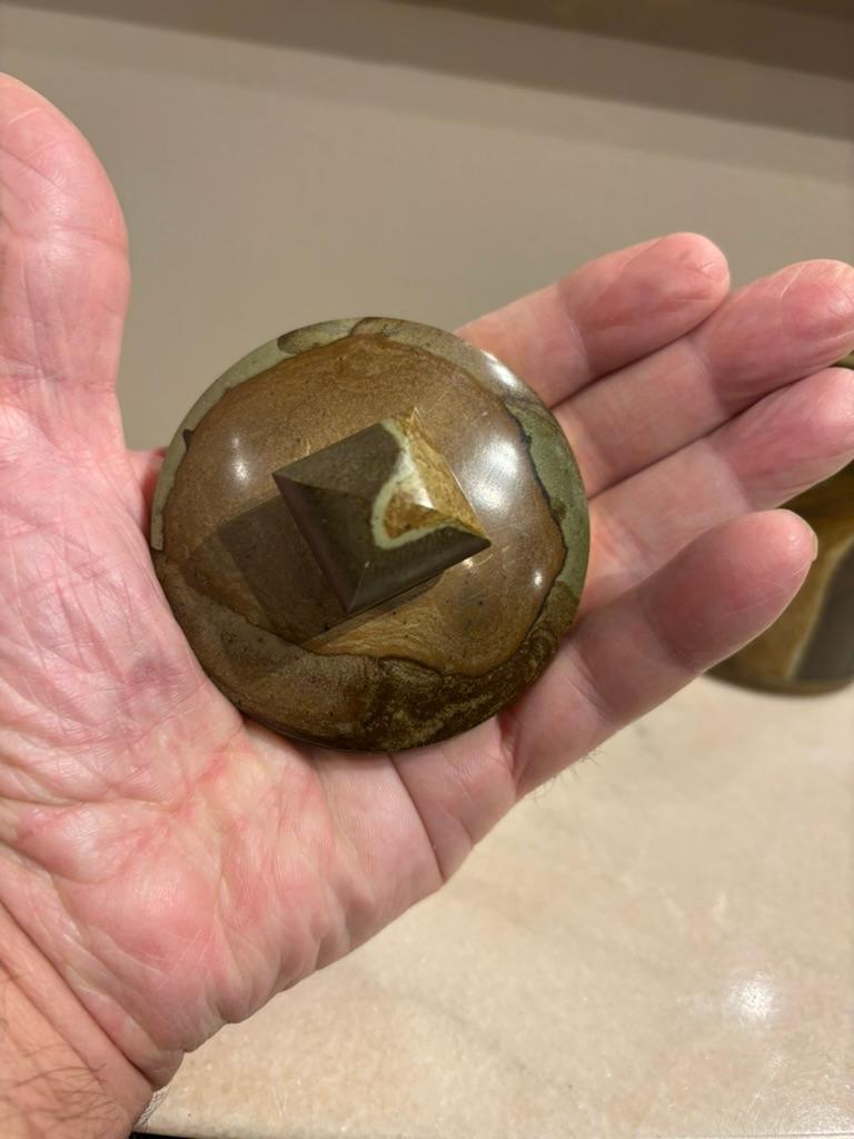 Italian Agate Hard Stone Round Box With Lid, Brass Mounts For Sale 3