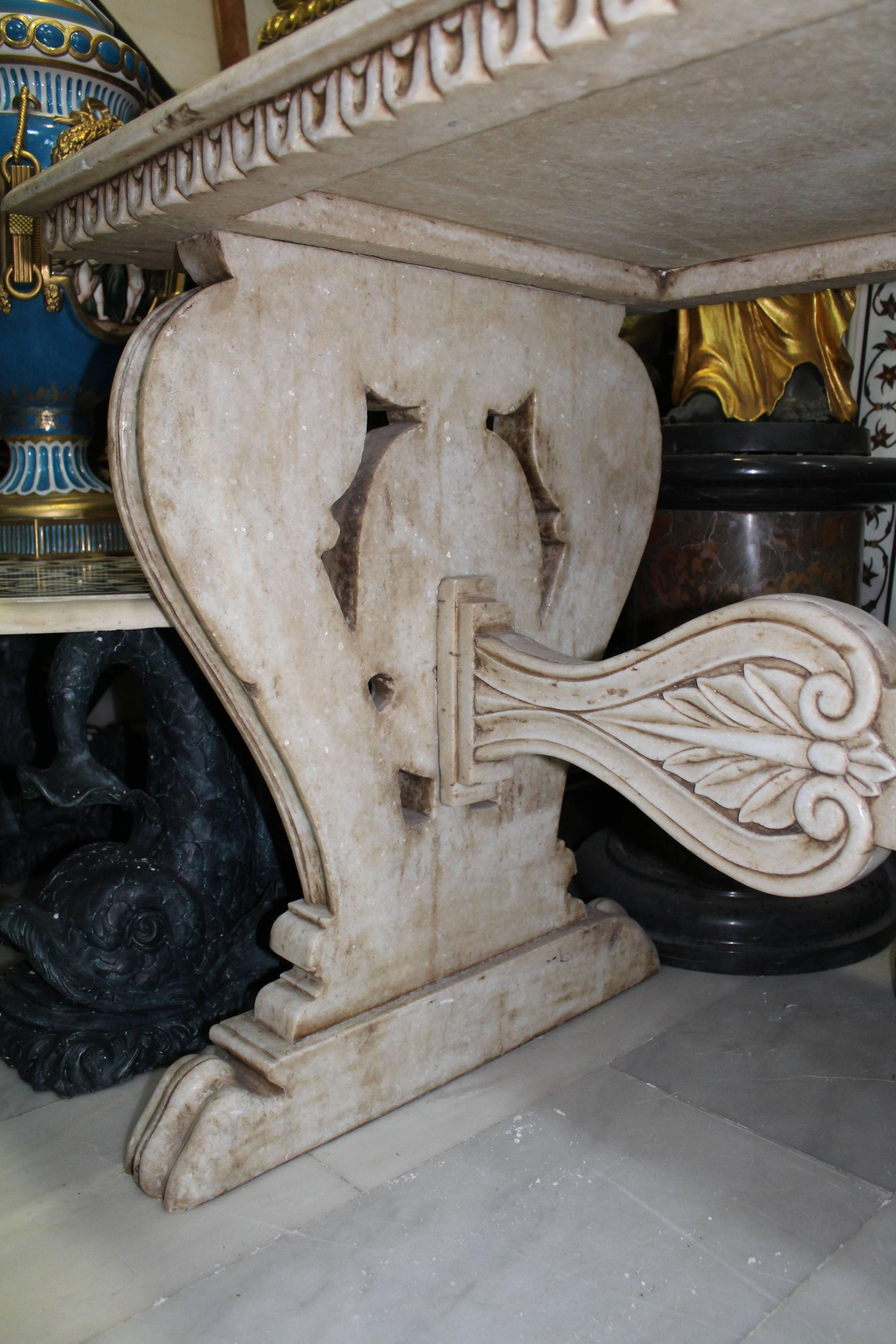 Italian Aged Carrara Marble Mosaic Table in Florentine Pietre Dure Style In Good Condition In Marbella, ES