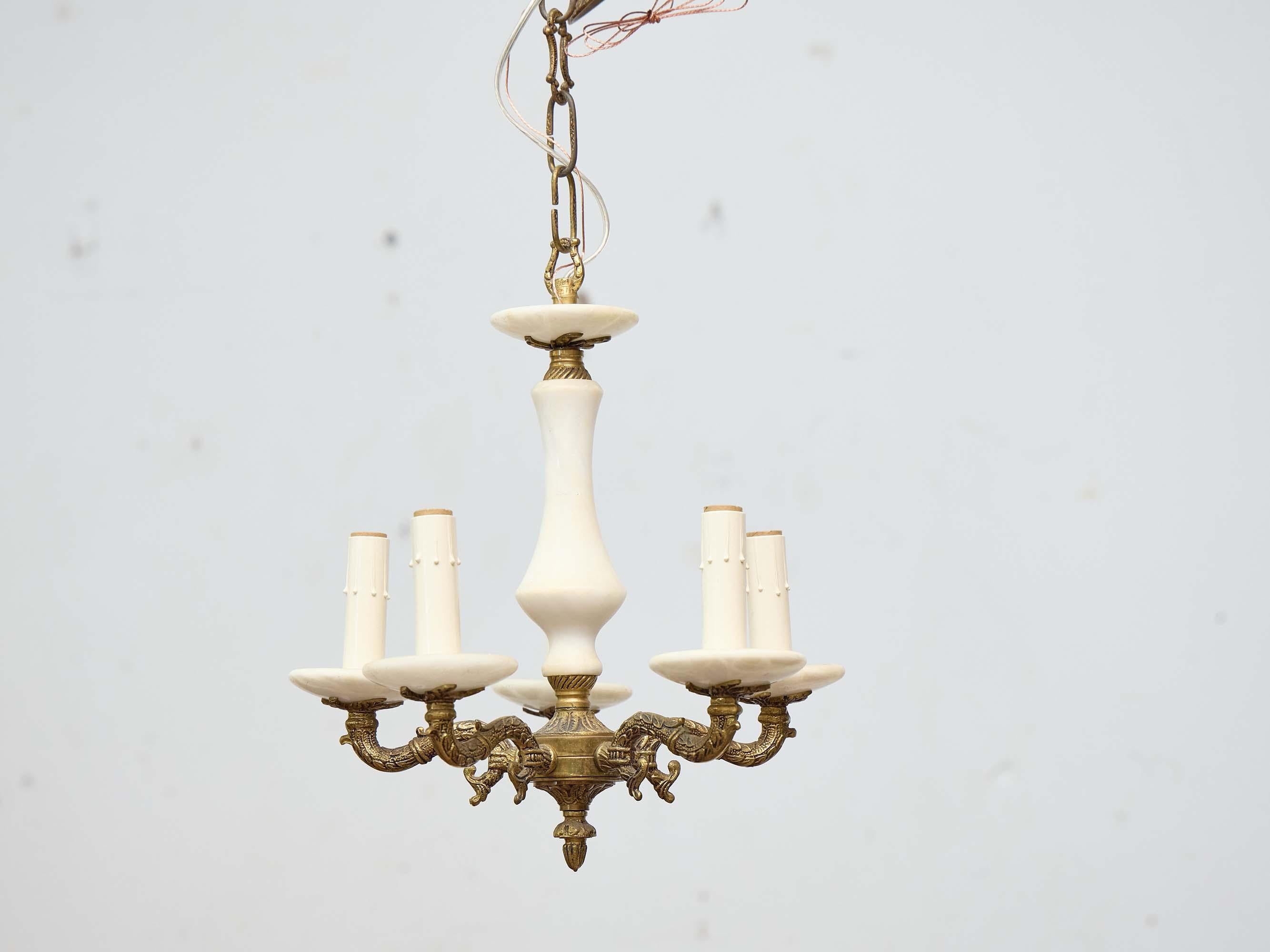 Mid-Century moderno Lampadario italiano a cinque luci in alabastro e bronzo, metà del XX secolo in vendita