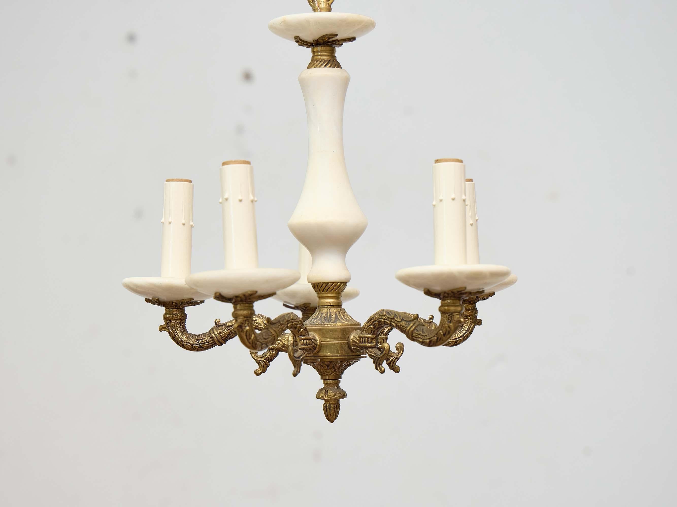 Italiano Lampadario italiano a cinque luci in alabastro e bronzo, metà del XX secolo in vendita