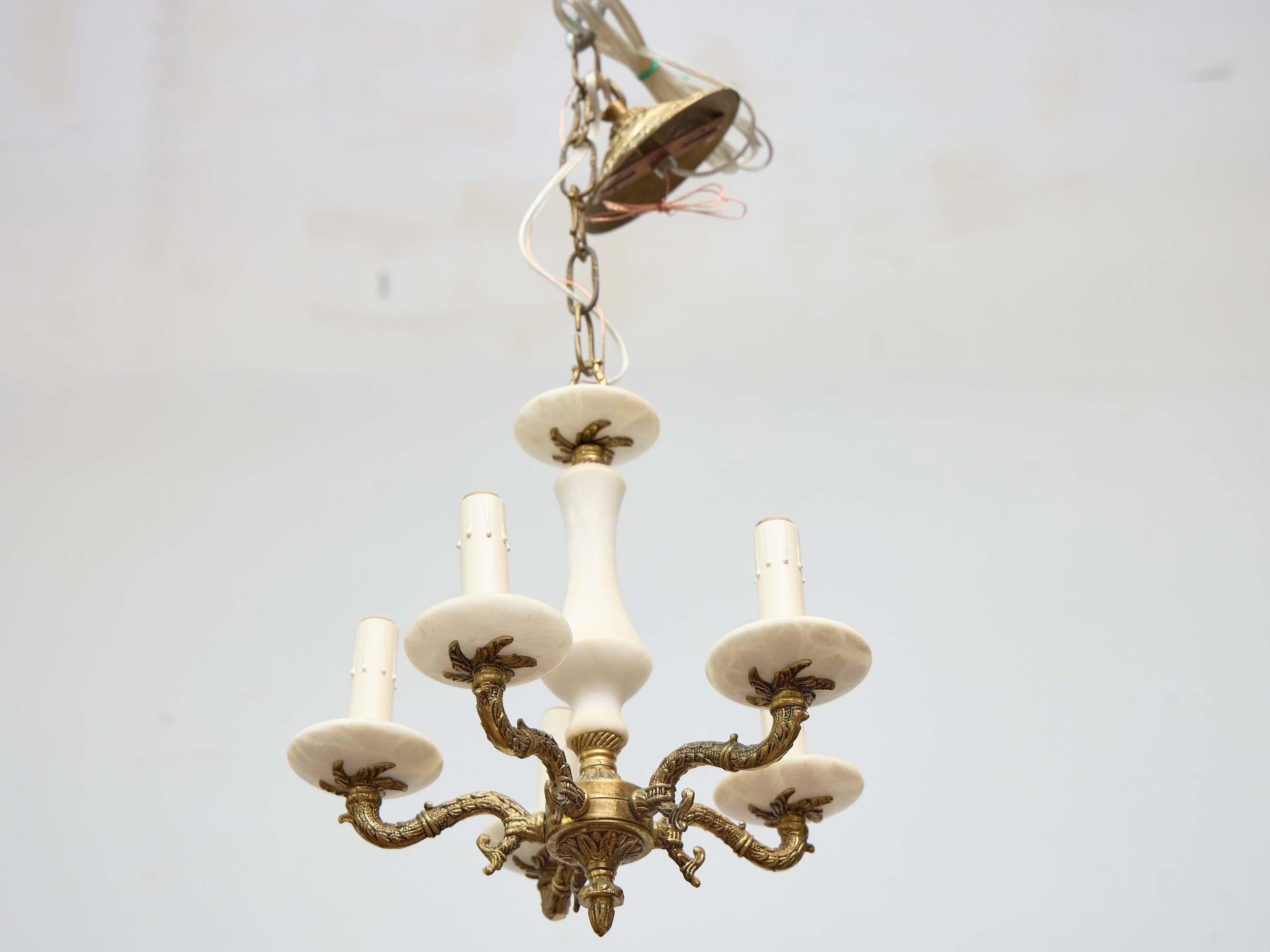 Calco Lampadario italiano a cinque luci in alabastro e bronzo, metà del XX secolo in vendita