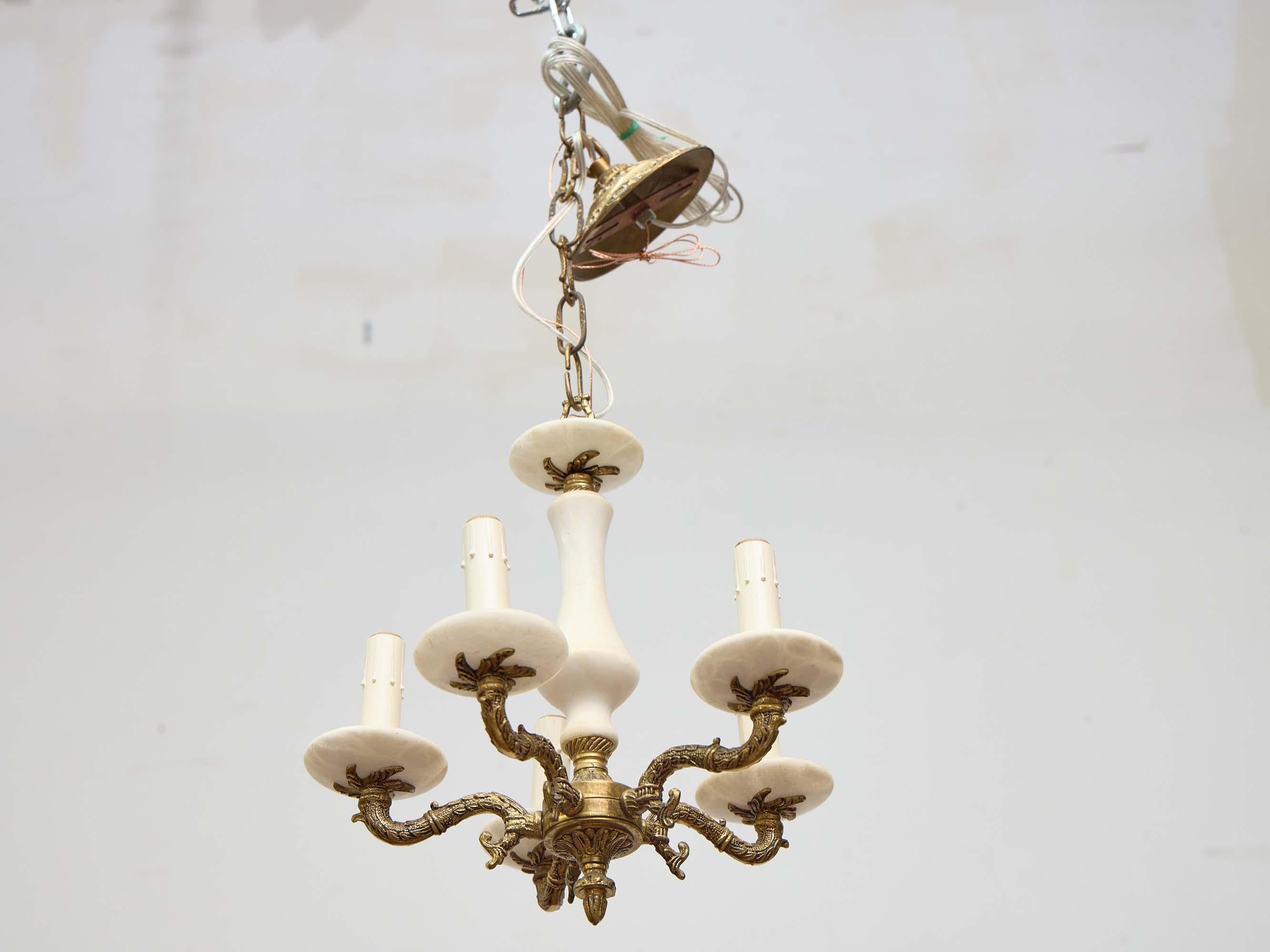 Lampadario italiano a cinque luci in alabastro e bronzo, metà del XX secolo In condizioni buone in vendita a Atlanta, GA