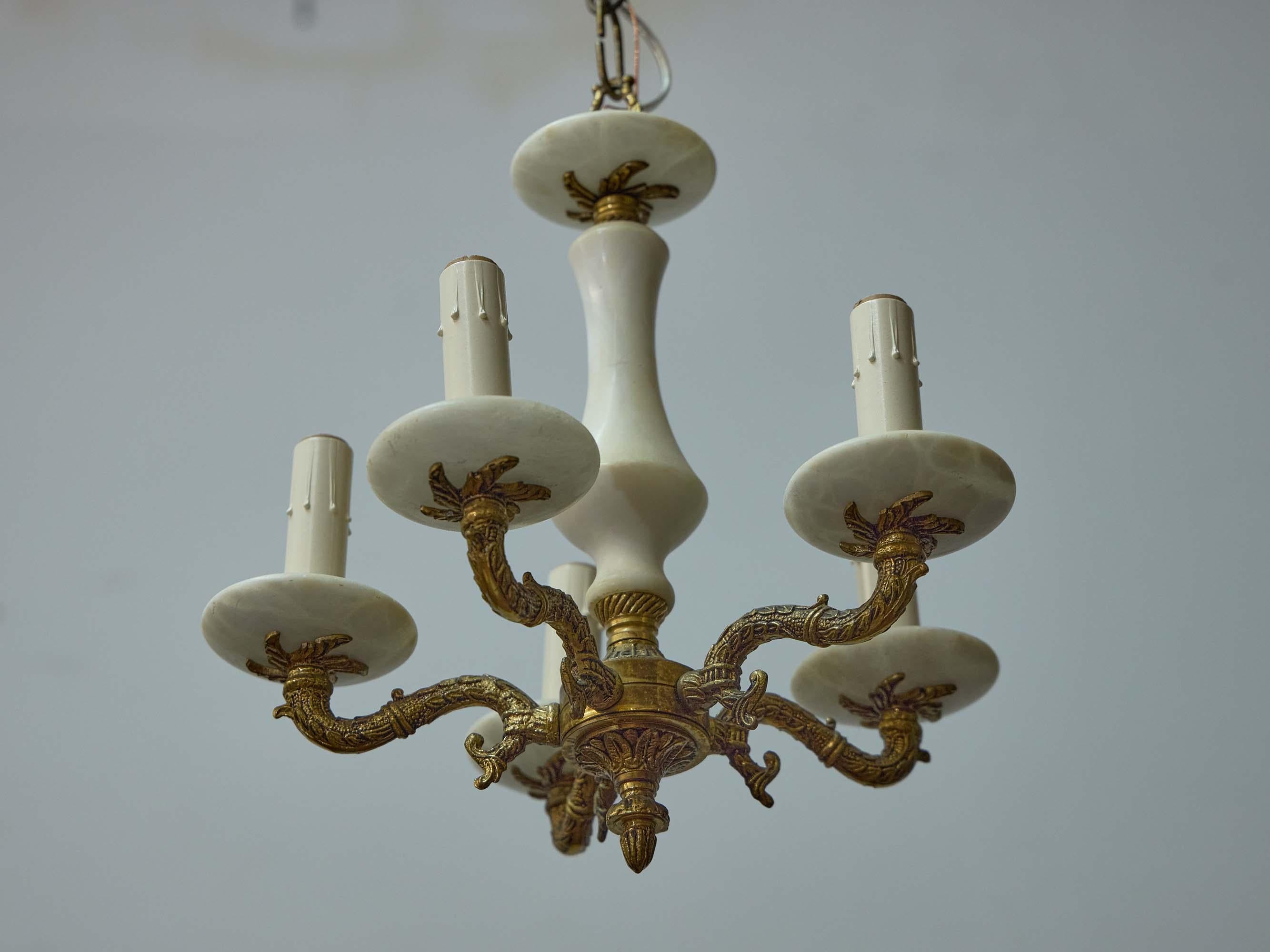 Bronzo Lampadario italiano a cinque luci in alabastro e bronzo, metà del XX secolo in vendita