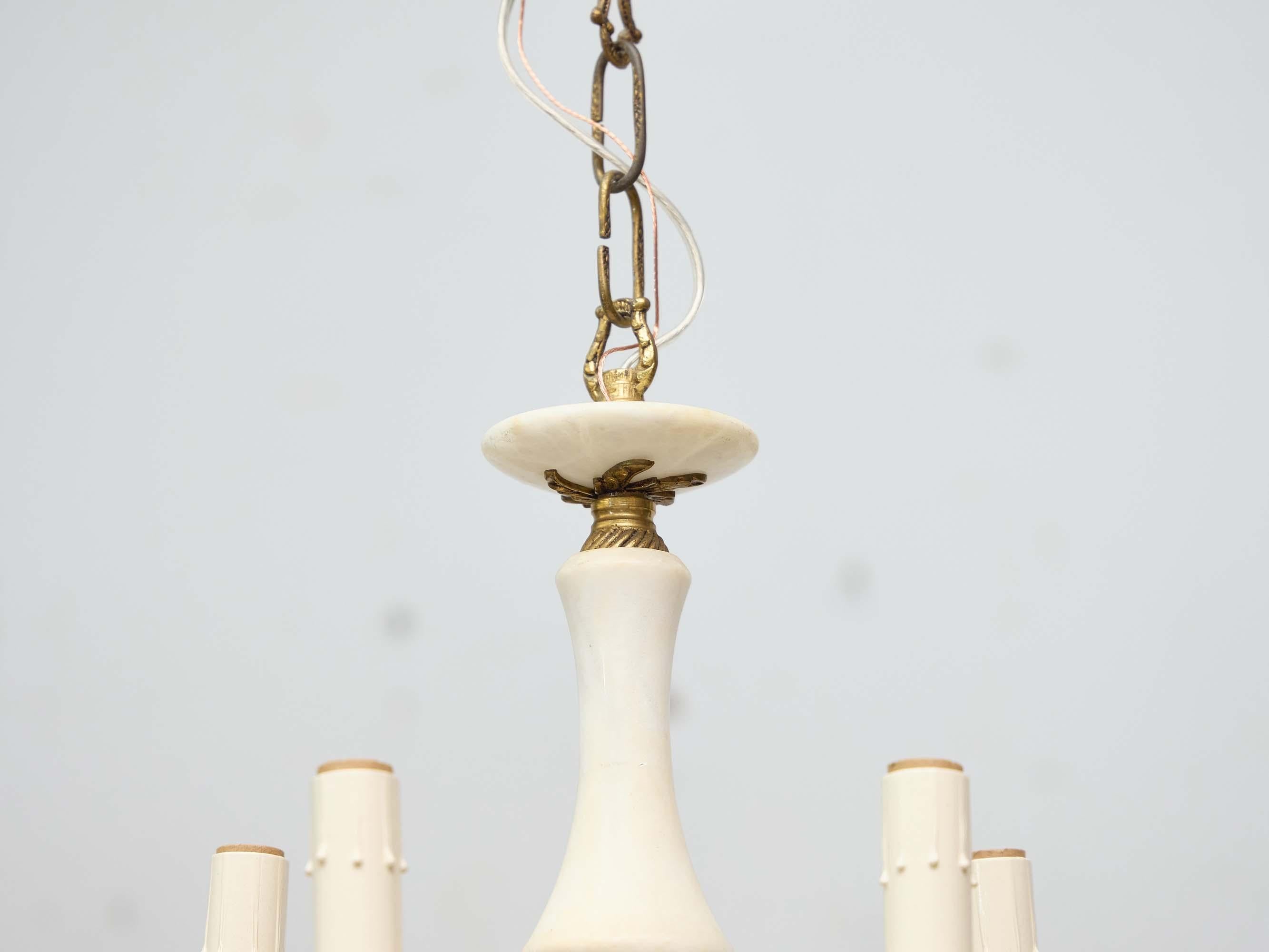 Lampadario italiano a cinque luci in alabastro e bronzo, metà del XX secolo in vendita 1
