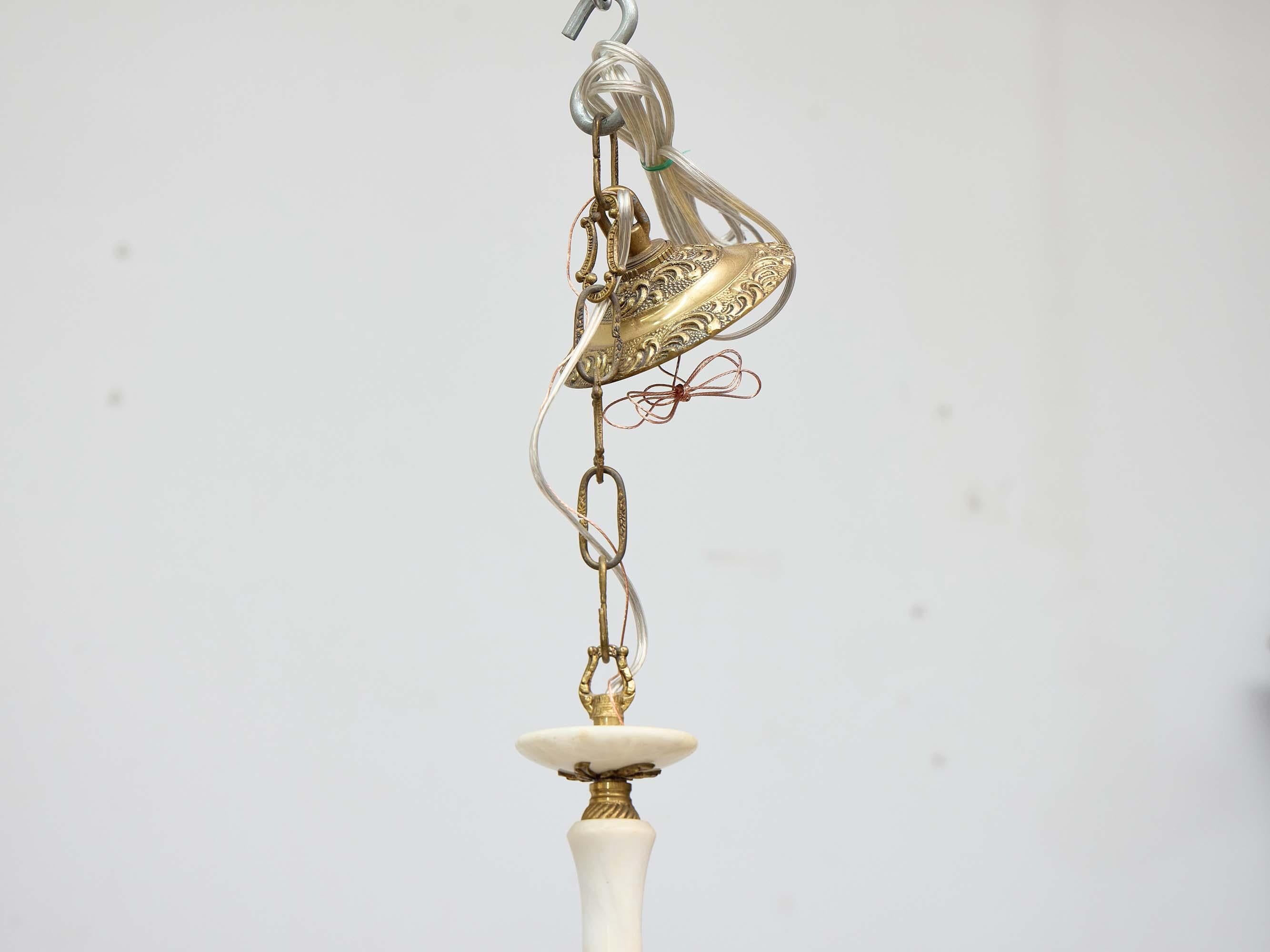 Lampadario italiano a cinque luci in alabastro e bronzo, metà del XX secolo in vendita 2