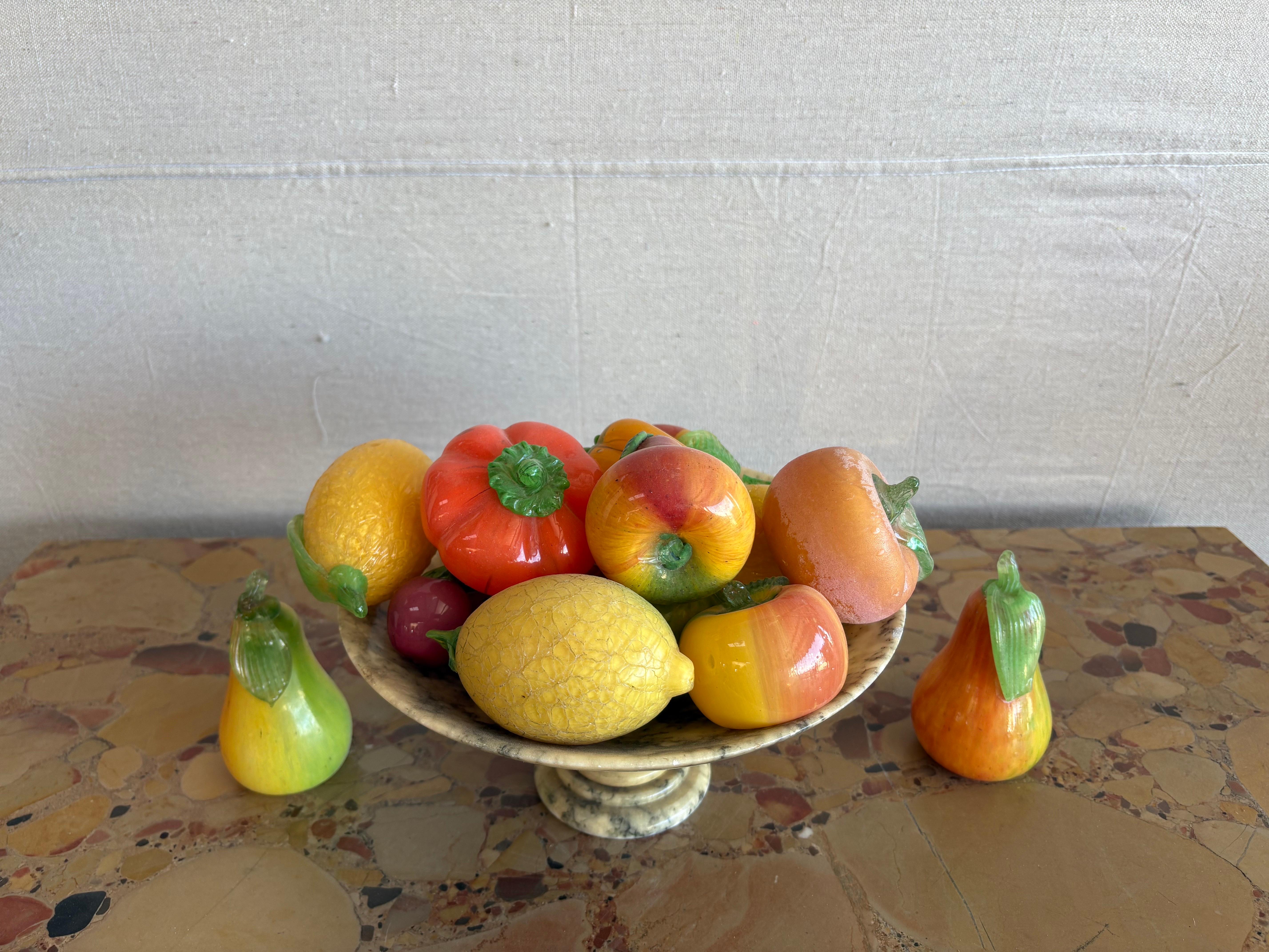 Alabastro italiano soffiato con frutta in vetro.
In offerta c'è una deliziosa coppa o composta decorativa in alabastro italiano color crema con frutta in vetro soffiato italiano (forse di Murano). Offriamo 14 pezzi di frutta insieme alla ciotola di