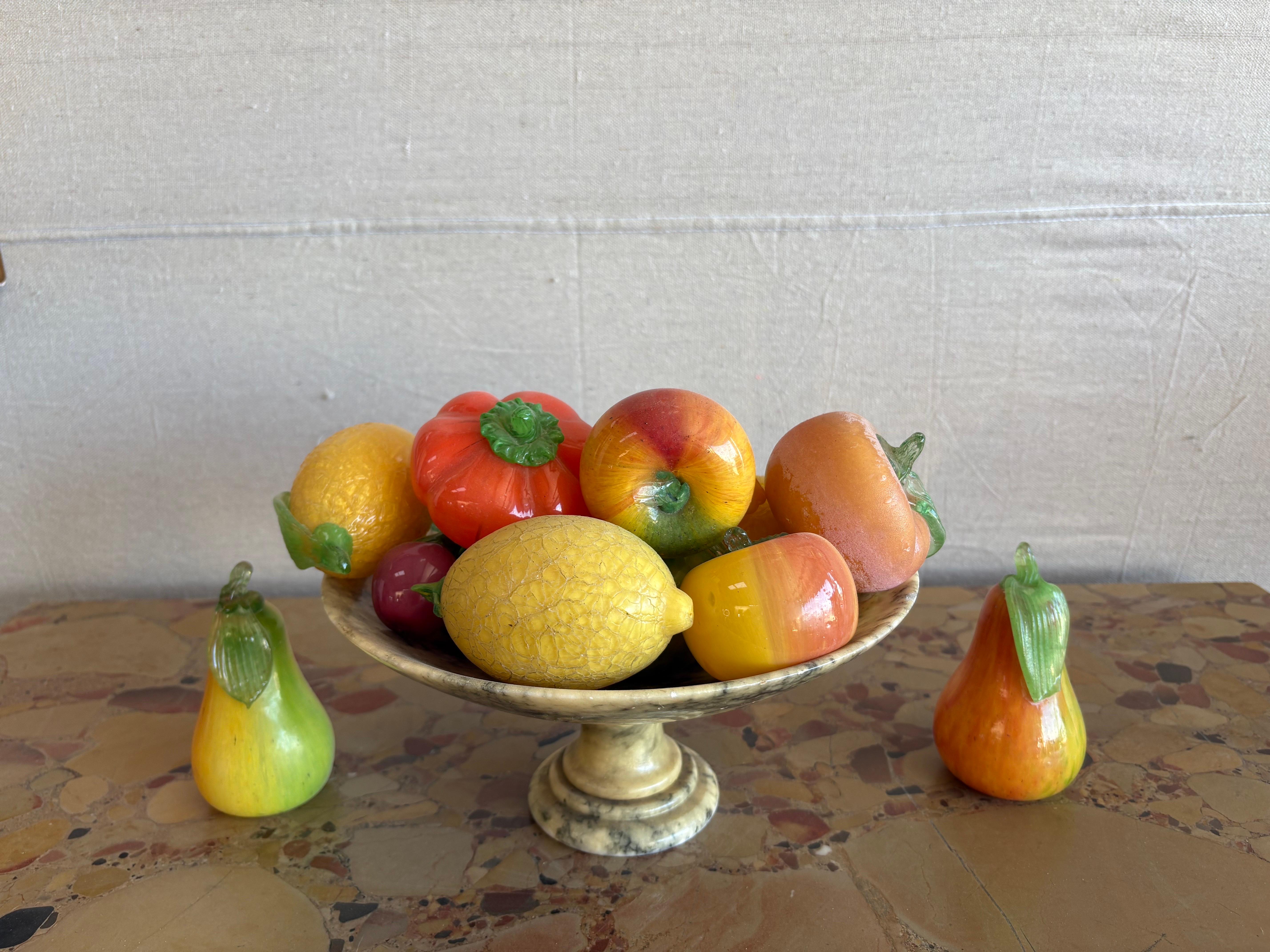 Hollywood Regency Ciotola italiana in alabastro con frutta in vetro in vendita