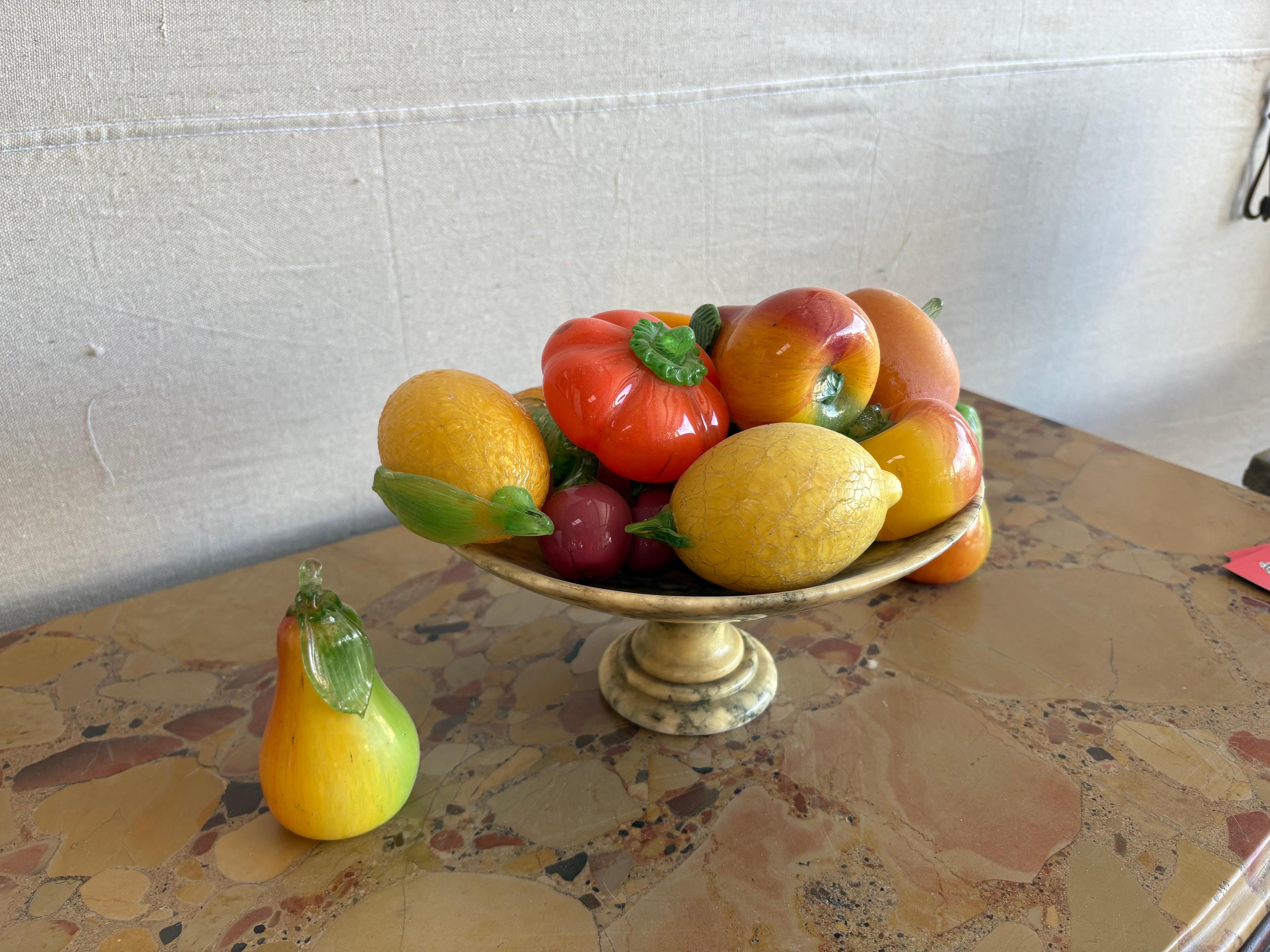 Italiano Ciotola italiana in alabastro con frutta in vetro in vendita