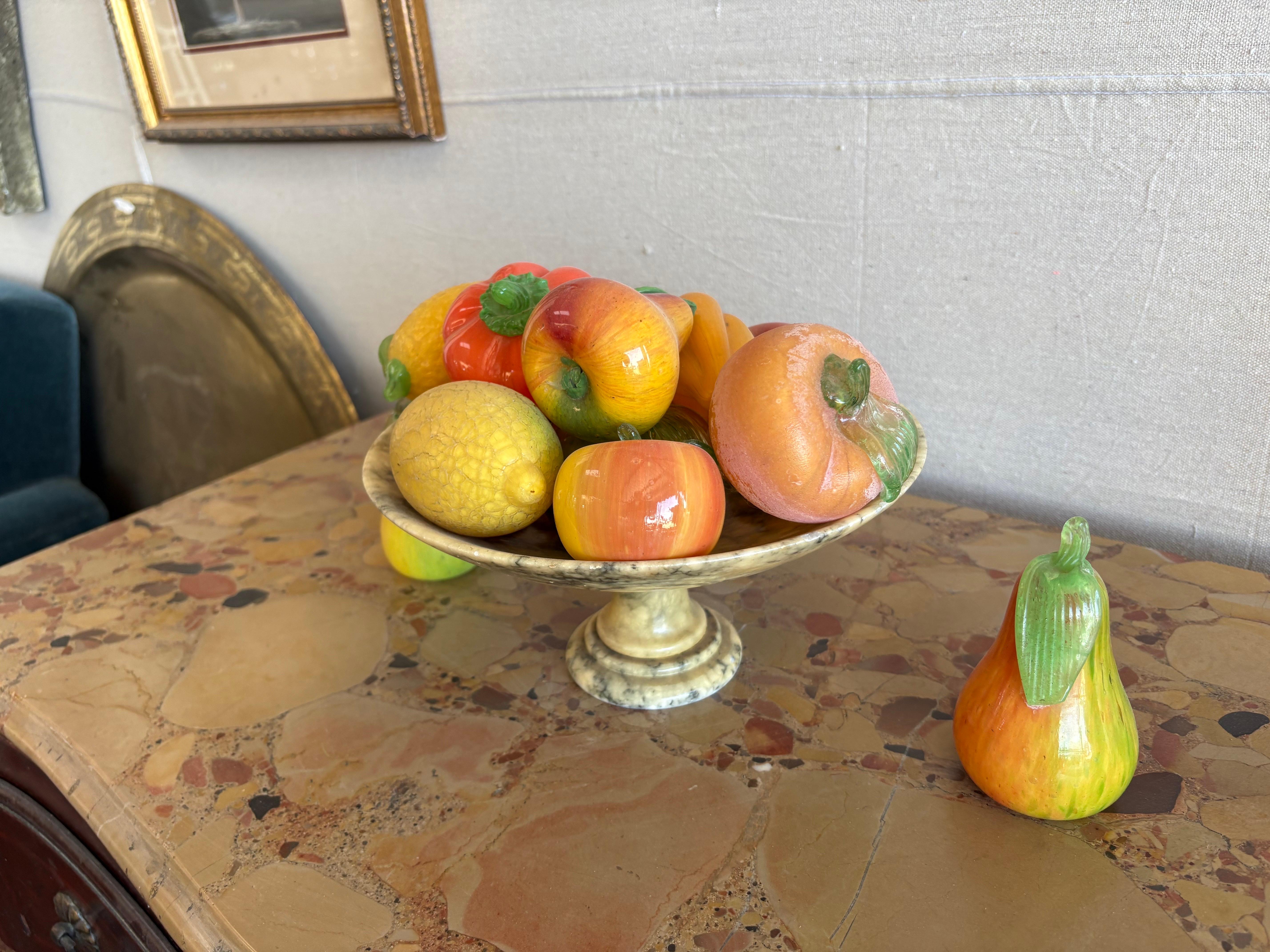 Ciotola italiana in alabastro con frutta in vetro In condizioni buone in vendita a Houston, TX