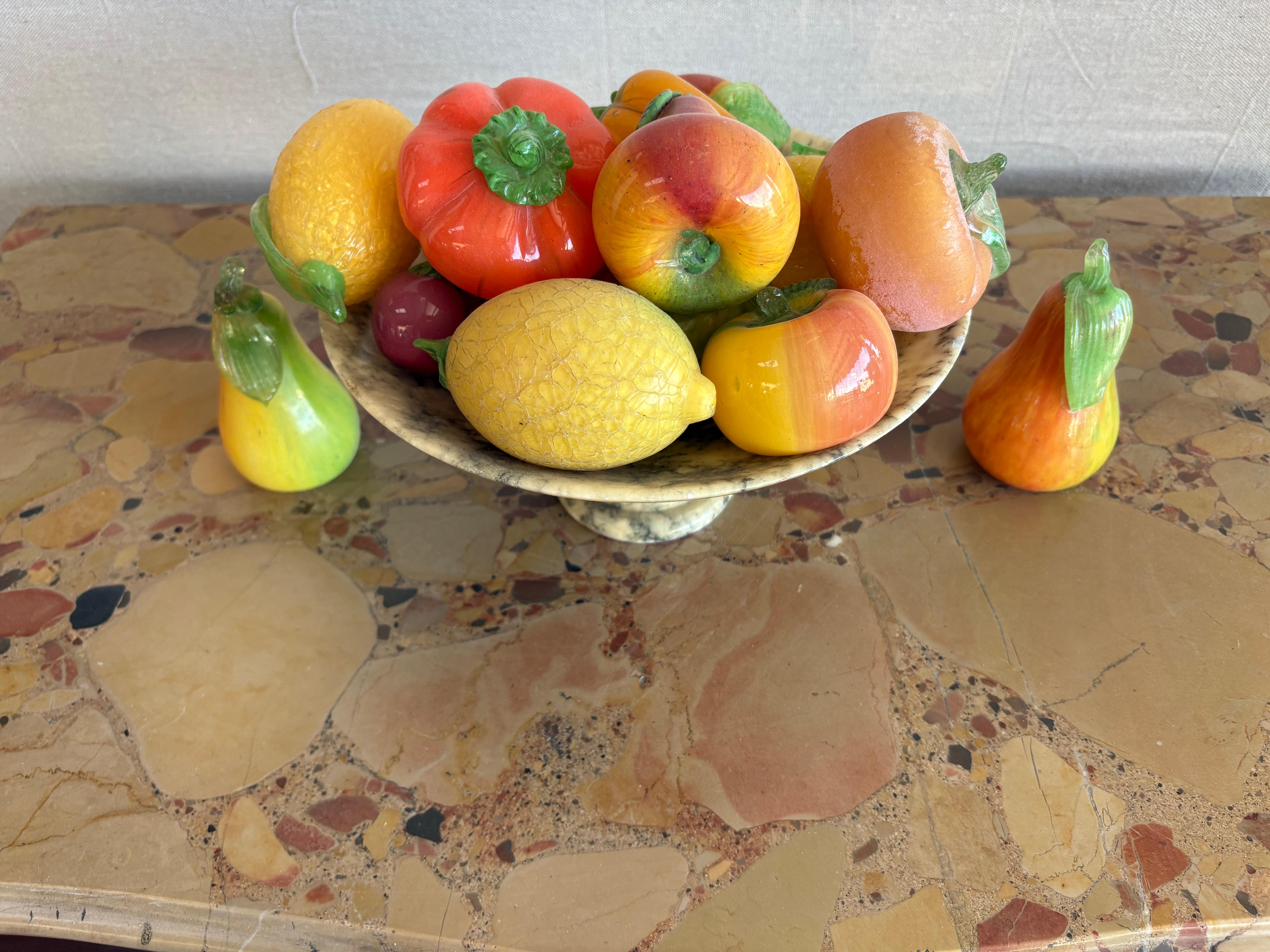 Metà XX secolo Ciotola italiana in alabastro con frutta in vetro in vendita