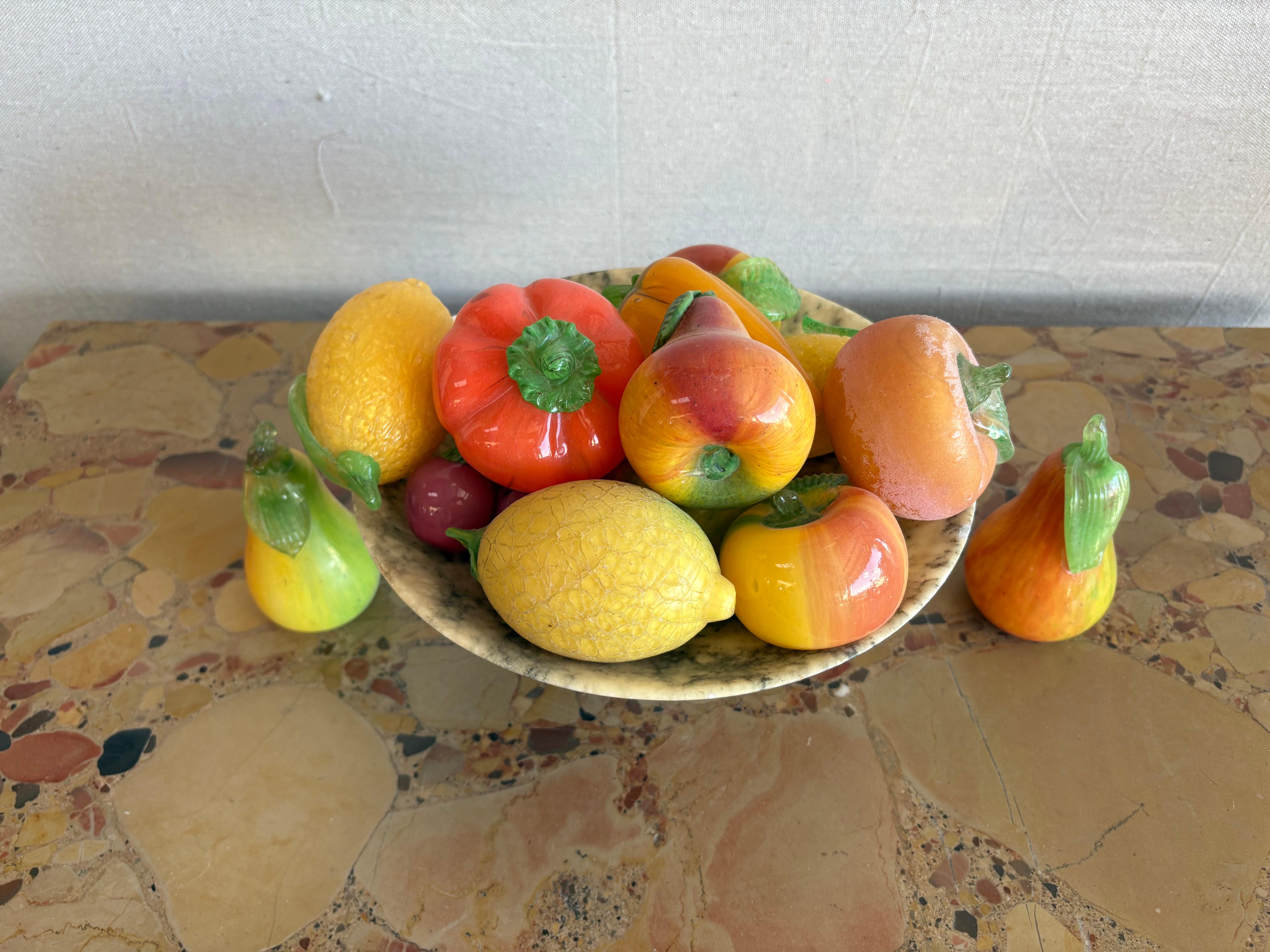 Vetro artistico Ciotola italiana in alabastro con frutta in vetro in vendita