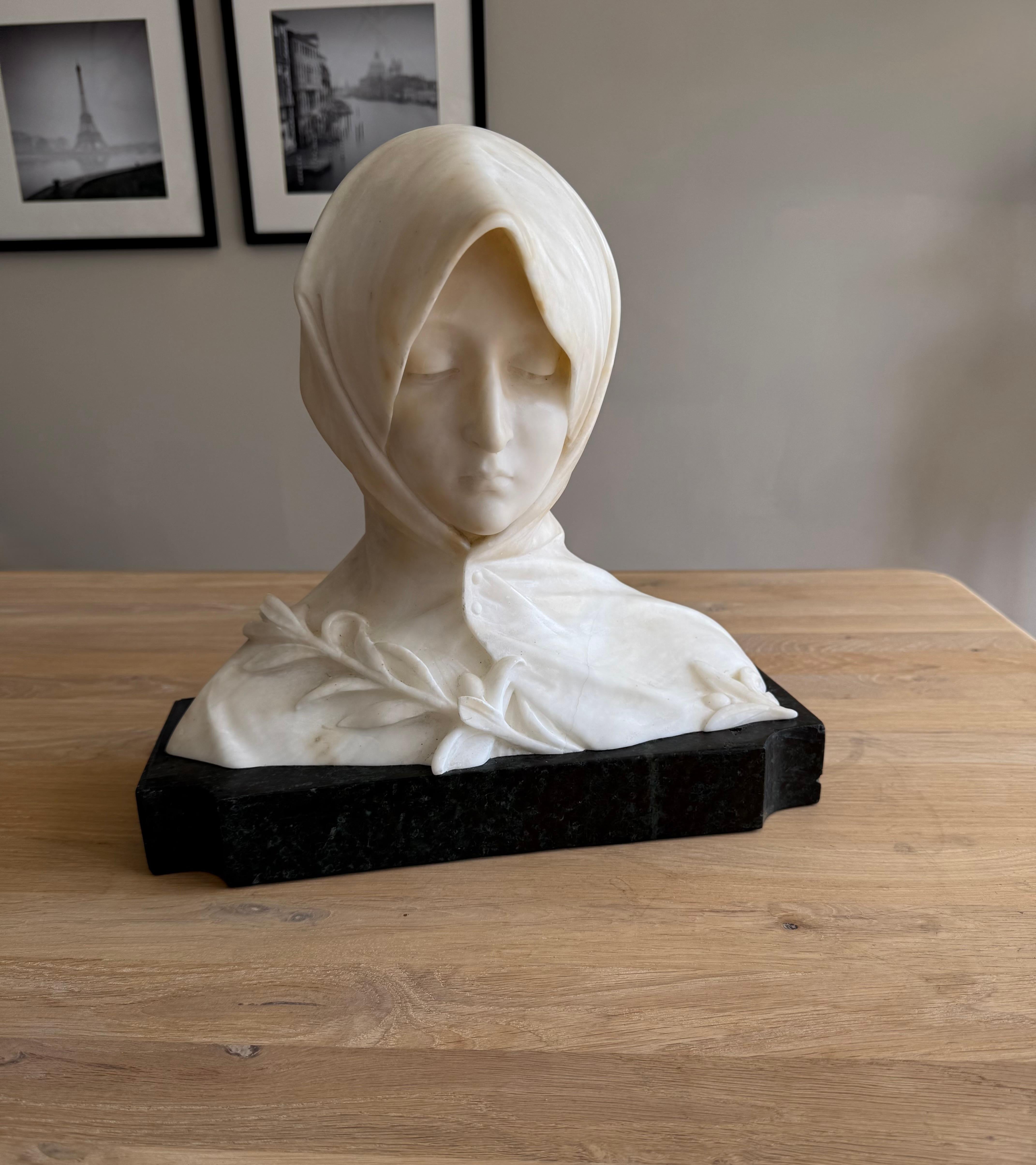 Sculpture de qualité muséale d'une Sainte Catherine de Sienne éventuellement sereine.

Ce buste exquis en albâtre italien, sculpté vers 1890 et posé sur un socle en marbre sombre et poli, dégage un profond sentiment de sérénité et d'introspection