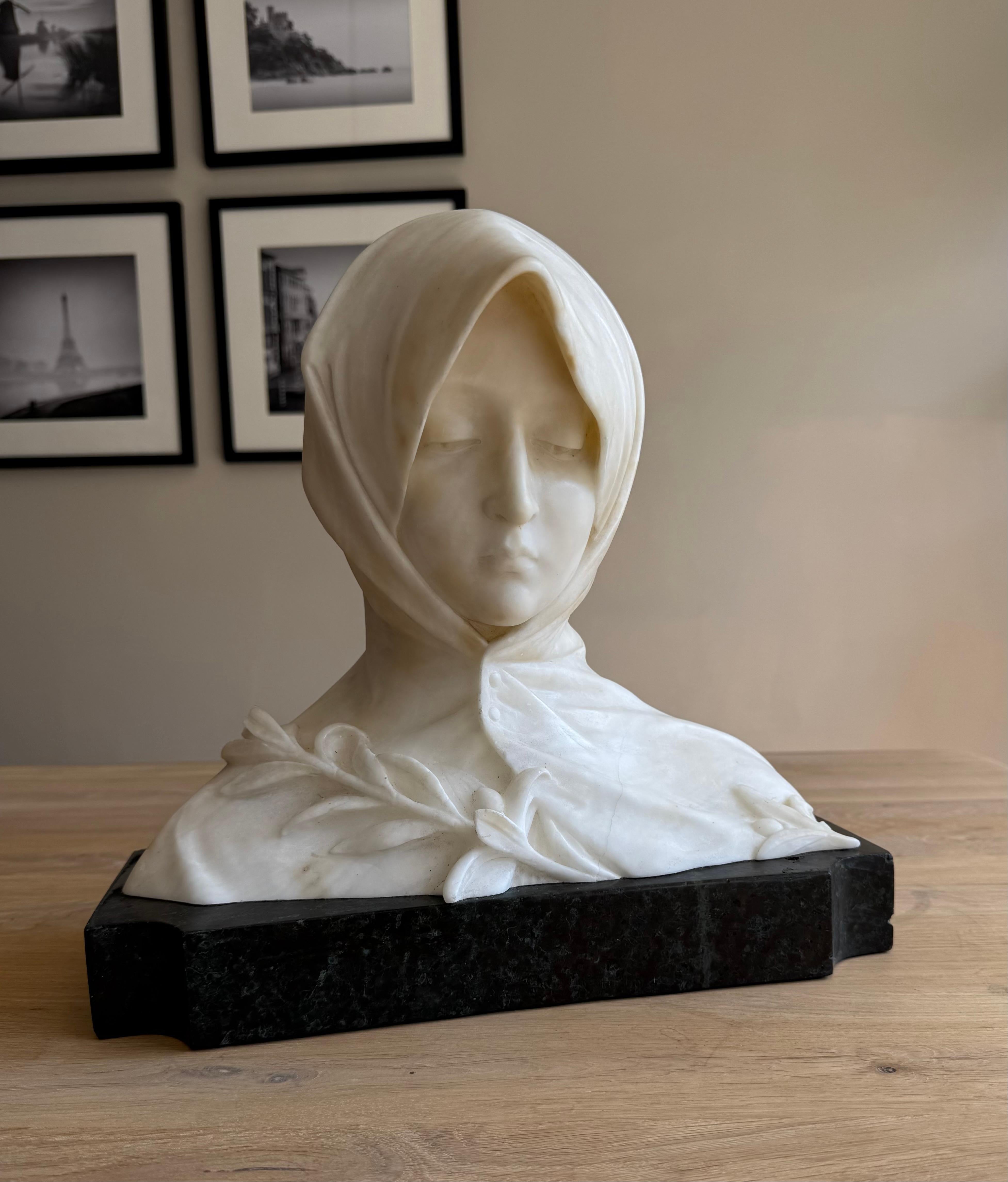 Néo-gothique Buste italien d'une jeune femme, probablement Sainte Catherine de Sienne, vers 1890 en vente