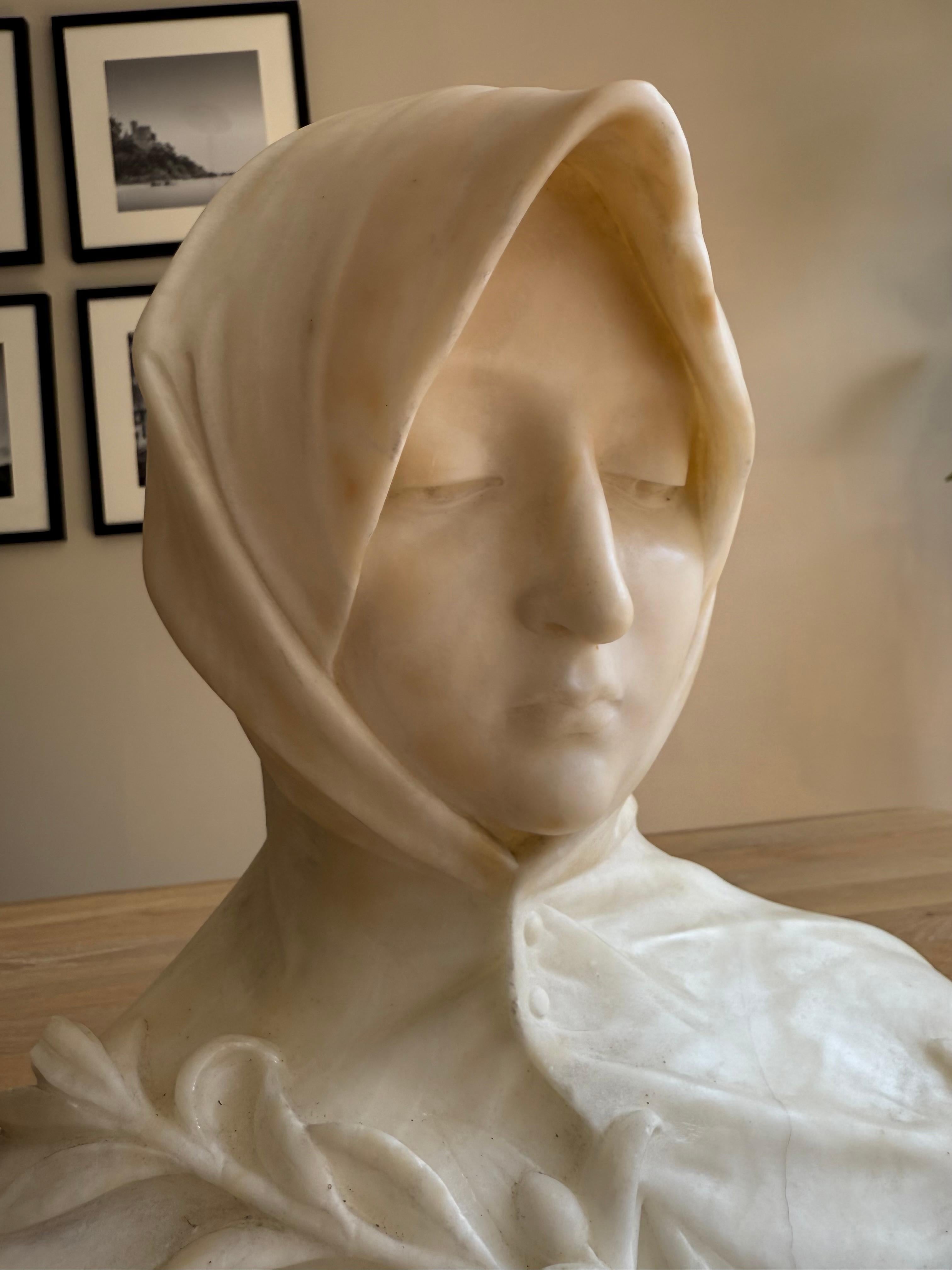 Fait main Buste italien d'une jeune femme, probablement Sainte Catherine de Sienne, vers 1890 en vente