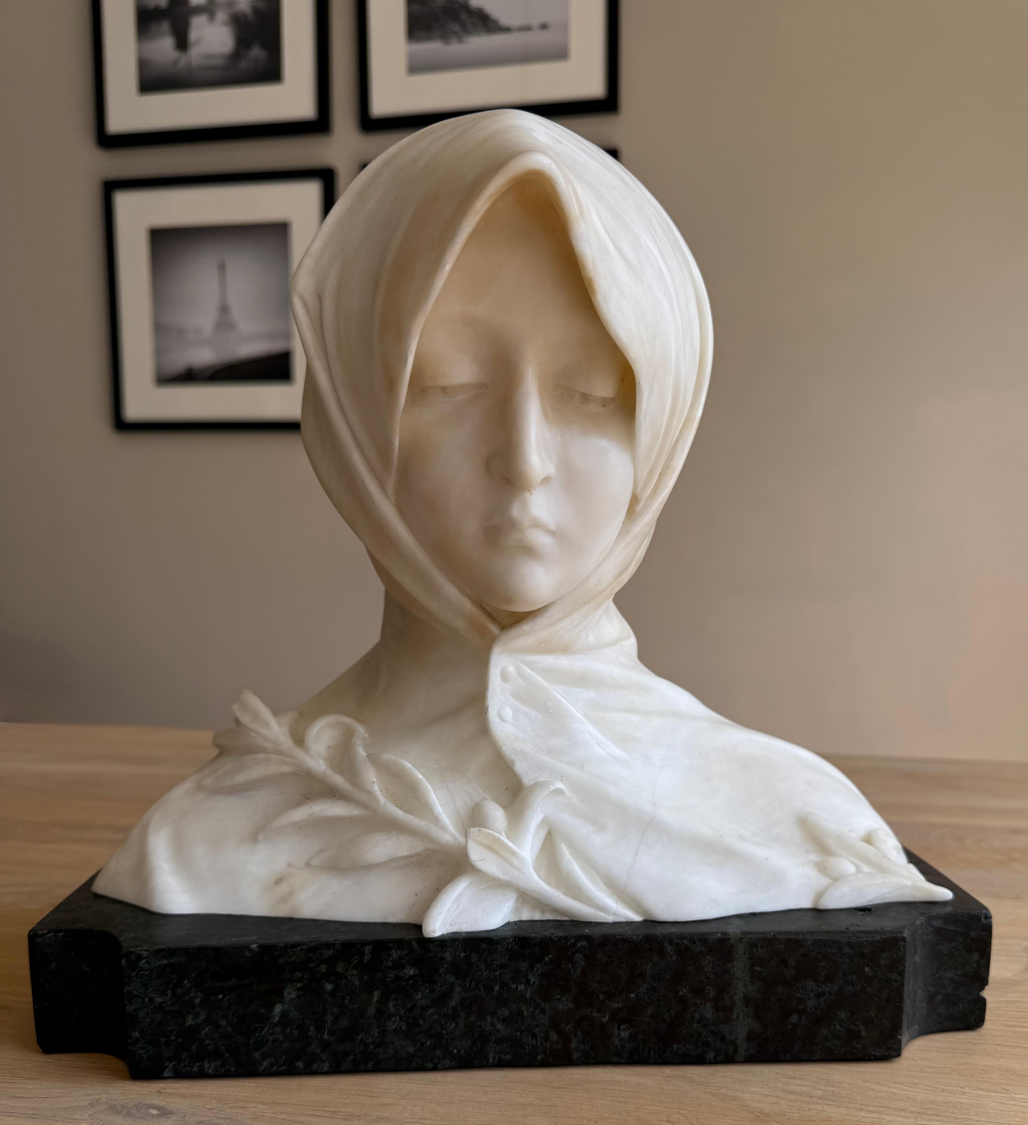 XIXe siècle Buste italien d'une jeune femme, probablement Sainte Catherine de Sienne, vers 1890 en vente