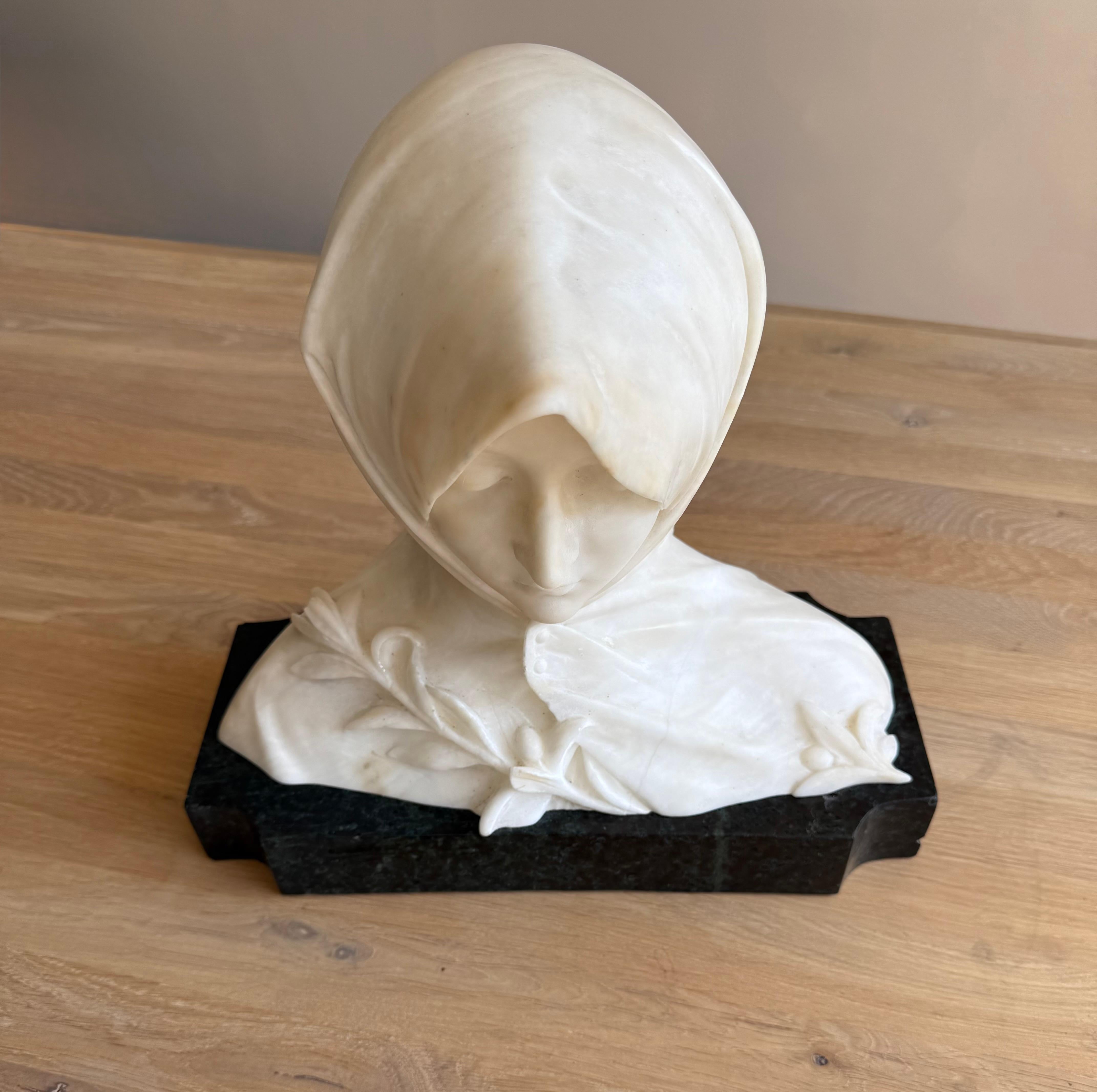 Albâtre Buste italien d'une jeune femme, probablement Sainte Catherine de Sienne, vers 1890 en vente