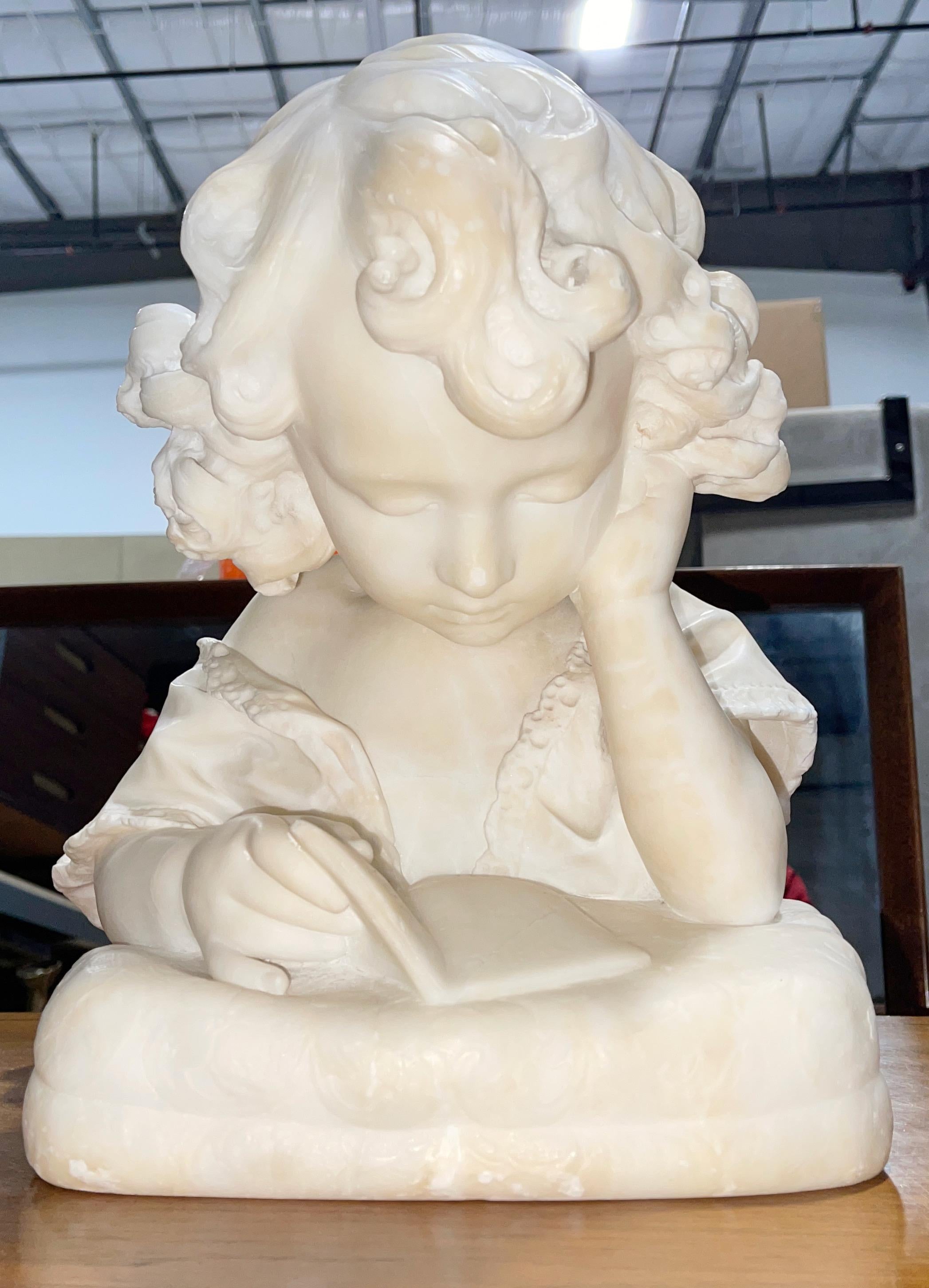 Buste en albâtre italien du début du 20e siècle représentant une petite fille lisant un livre et reposant sur un piédestal en noyer d'époque. Le buste n'est apparemment pas signé. 

Buste
Hauteur 14