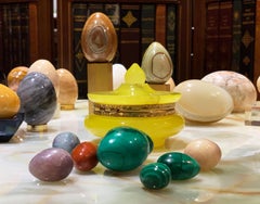 Boîte à bijoux italienne en albâtre et bronze doré & Sculptures d'oeufs en pierre:: malachite