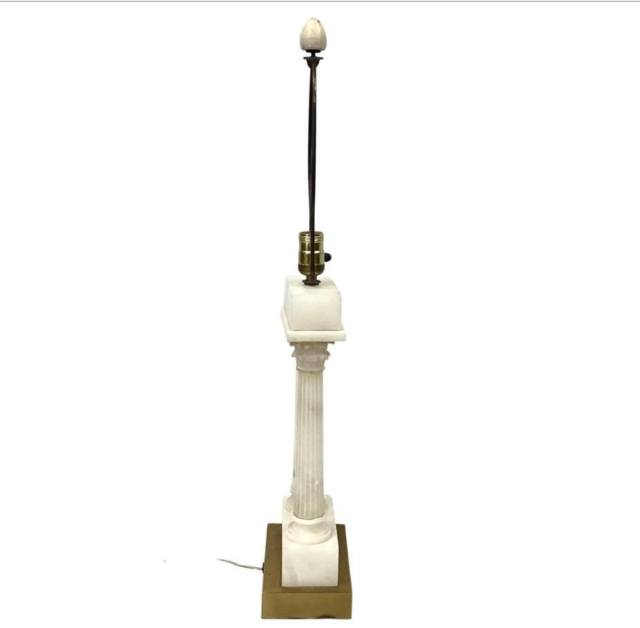 Néoclassique Lampe de table italienne en albâtre de style Grand Tour avec colonnes en vente