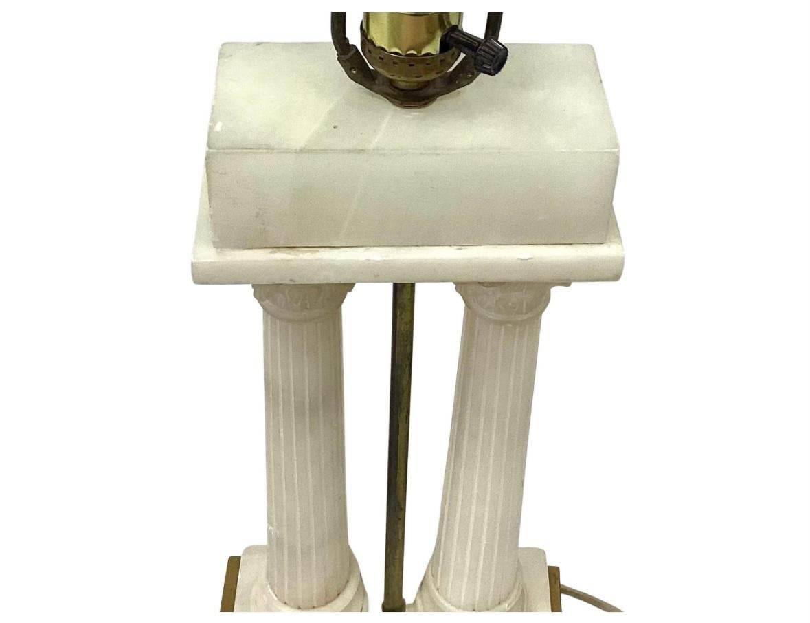 Lampe de table italienne en albâtre de style Grand Tour avec colonnes en vente 1