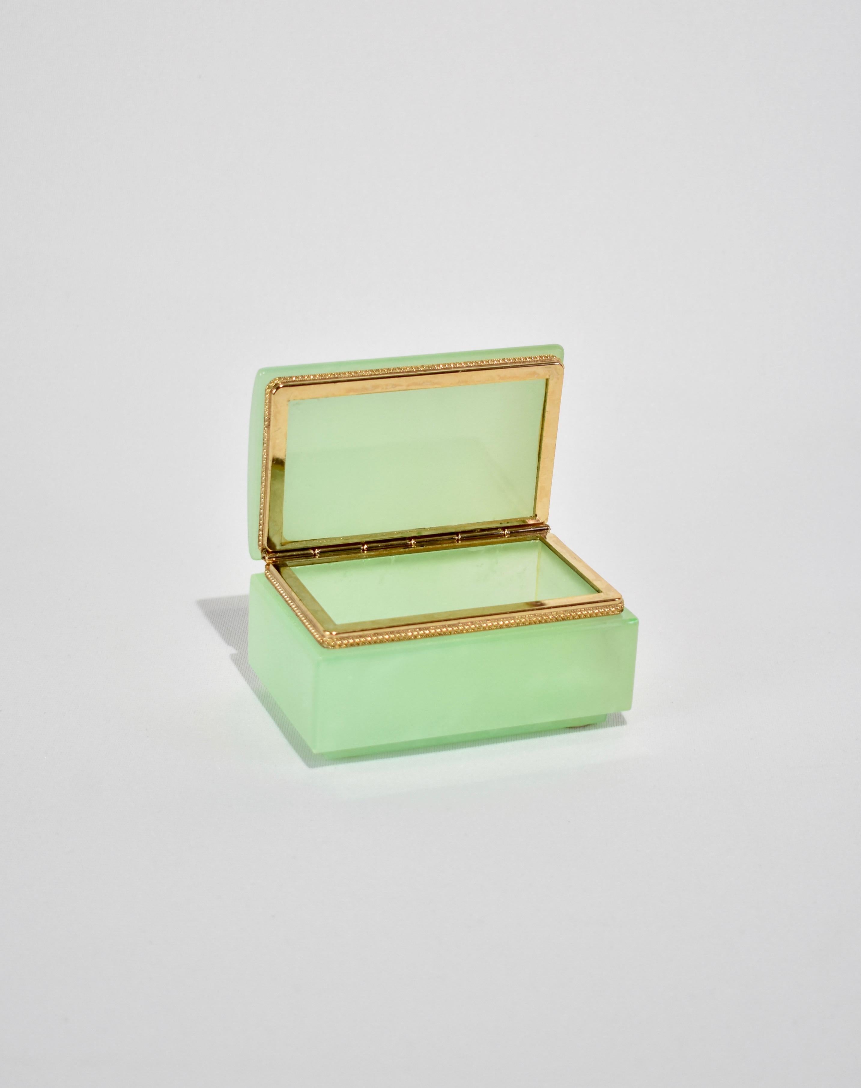Beautiful green alabaster hinged jewelry box. Made in Italy.
