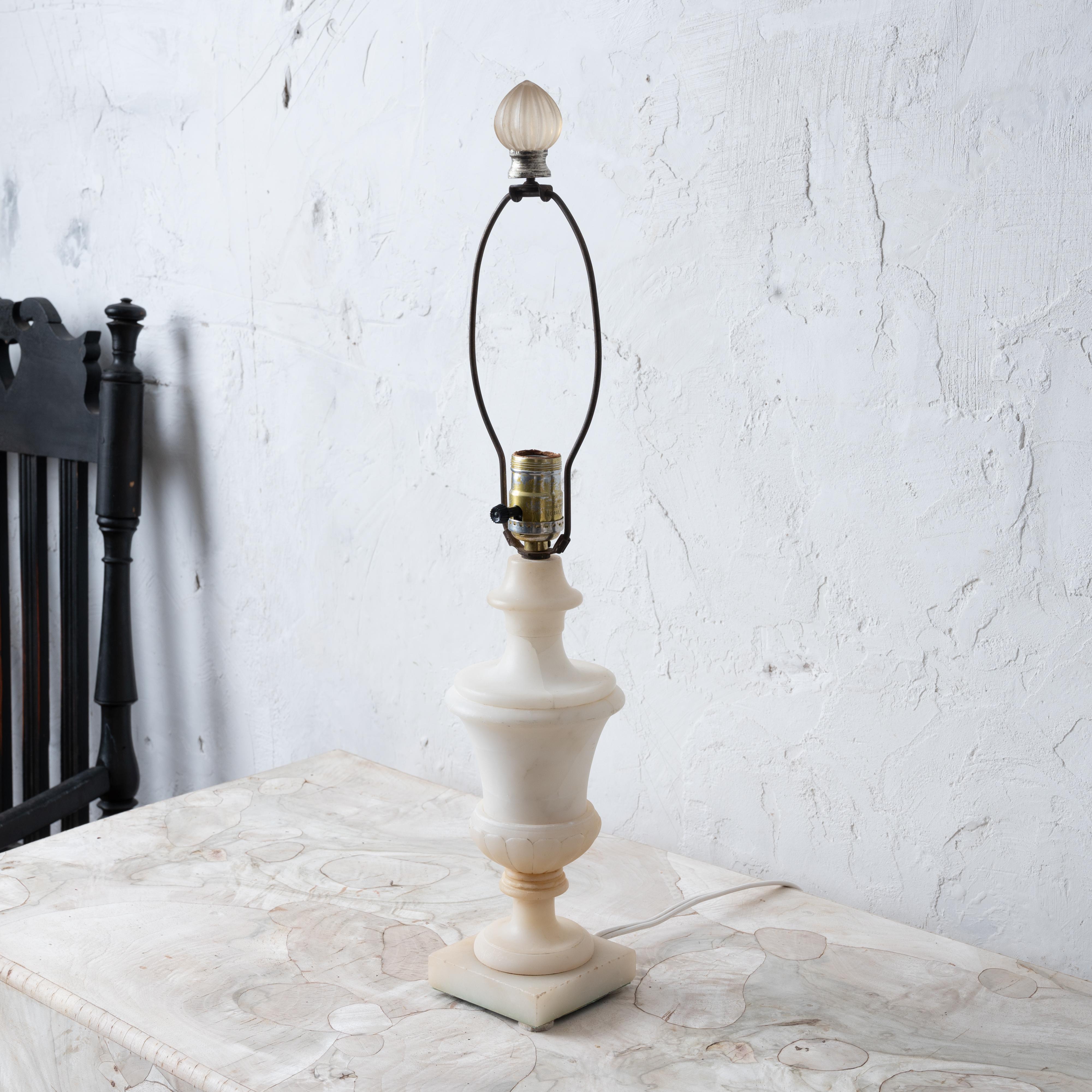 Italian Alabaster Lamp In Good Condition For Sale In Savannah, GA