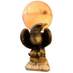 Lampe italienne en albâtre représentant un aigle sur un rocher