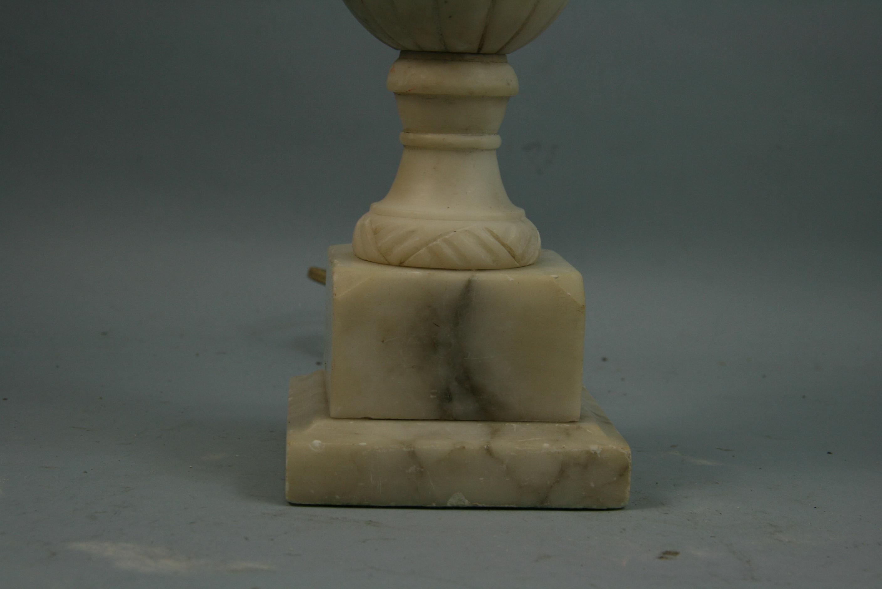 Italian Alabaster Lamp with Leaf Motif In Good Condition For Sale In Douglas Manor, NY